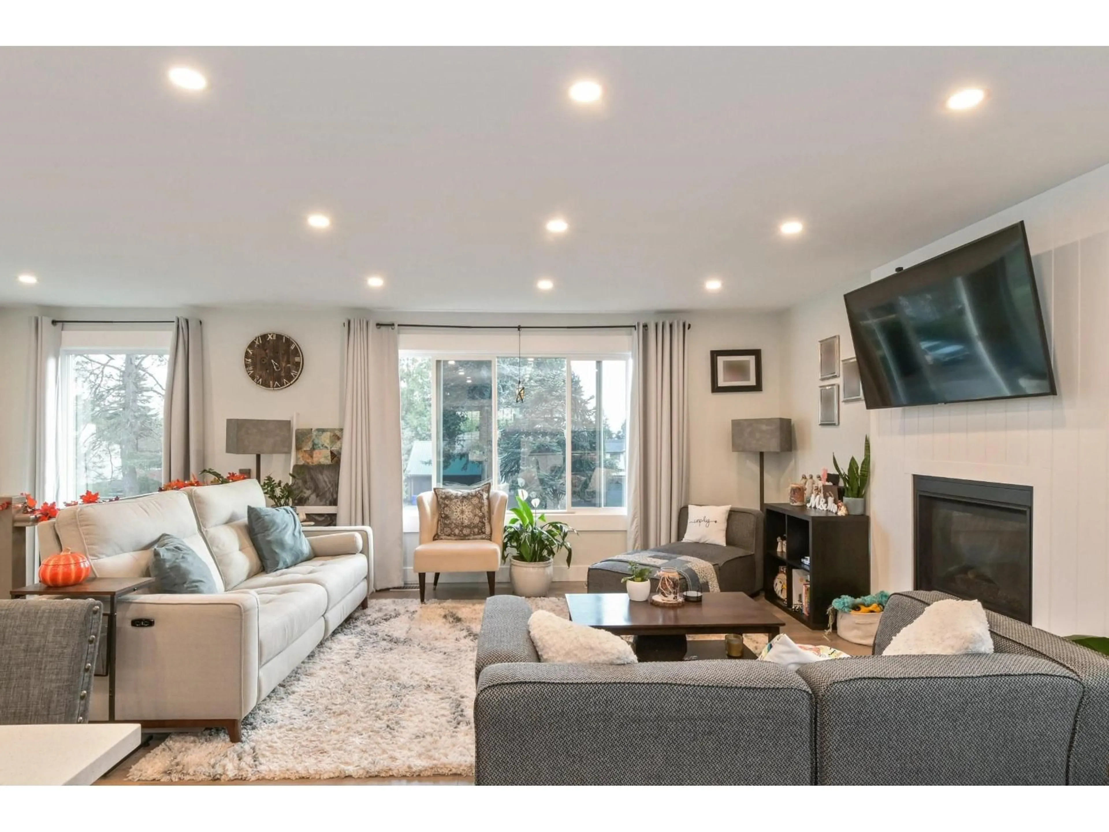 Living room with furniture, unknown for 33249 BEST, Mission British Columbia V2V5V5