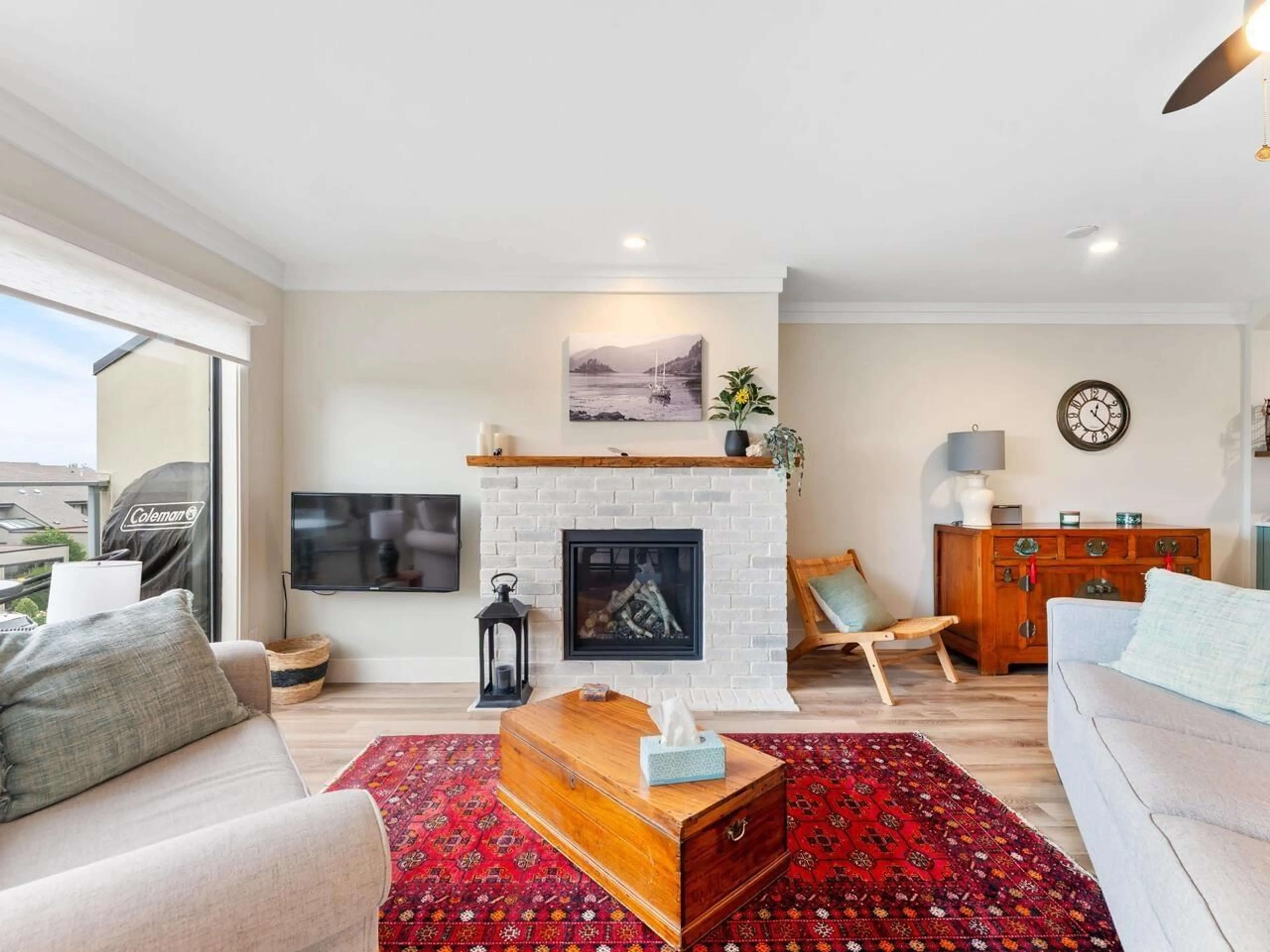 Living room with furniture, unknown for 10 - 14045 NICO WYND, Surrey British Columbia V4P1J2