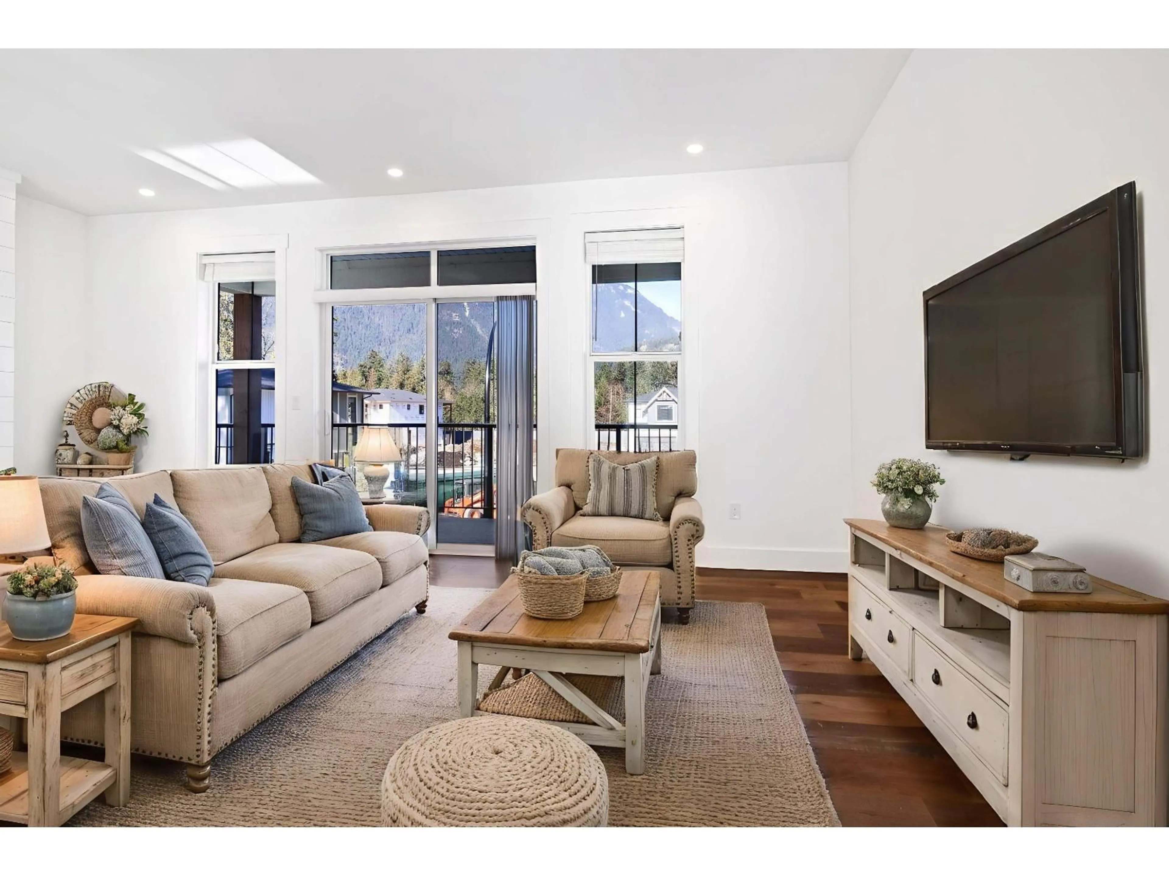Living room with furniture, unknown for 63886 BEECH AVENUE, Hope British Columbia V0X1L2