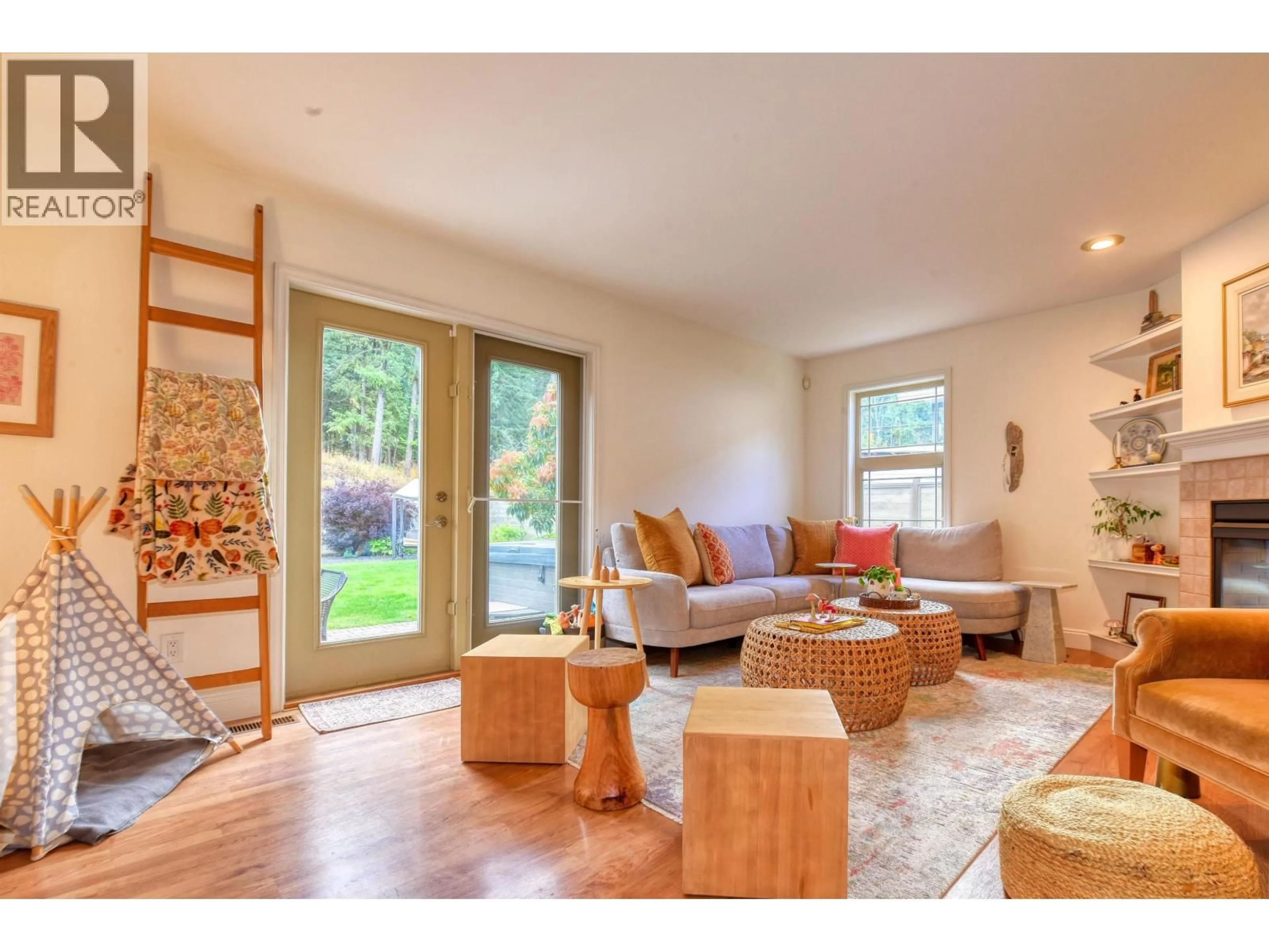 Living room with furniture, wood/laminate floor for 1030 MIDNIGHT DRIVE, Williams Lake British Columbia V2G5K7