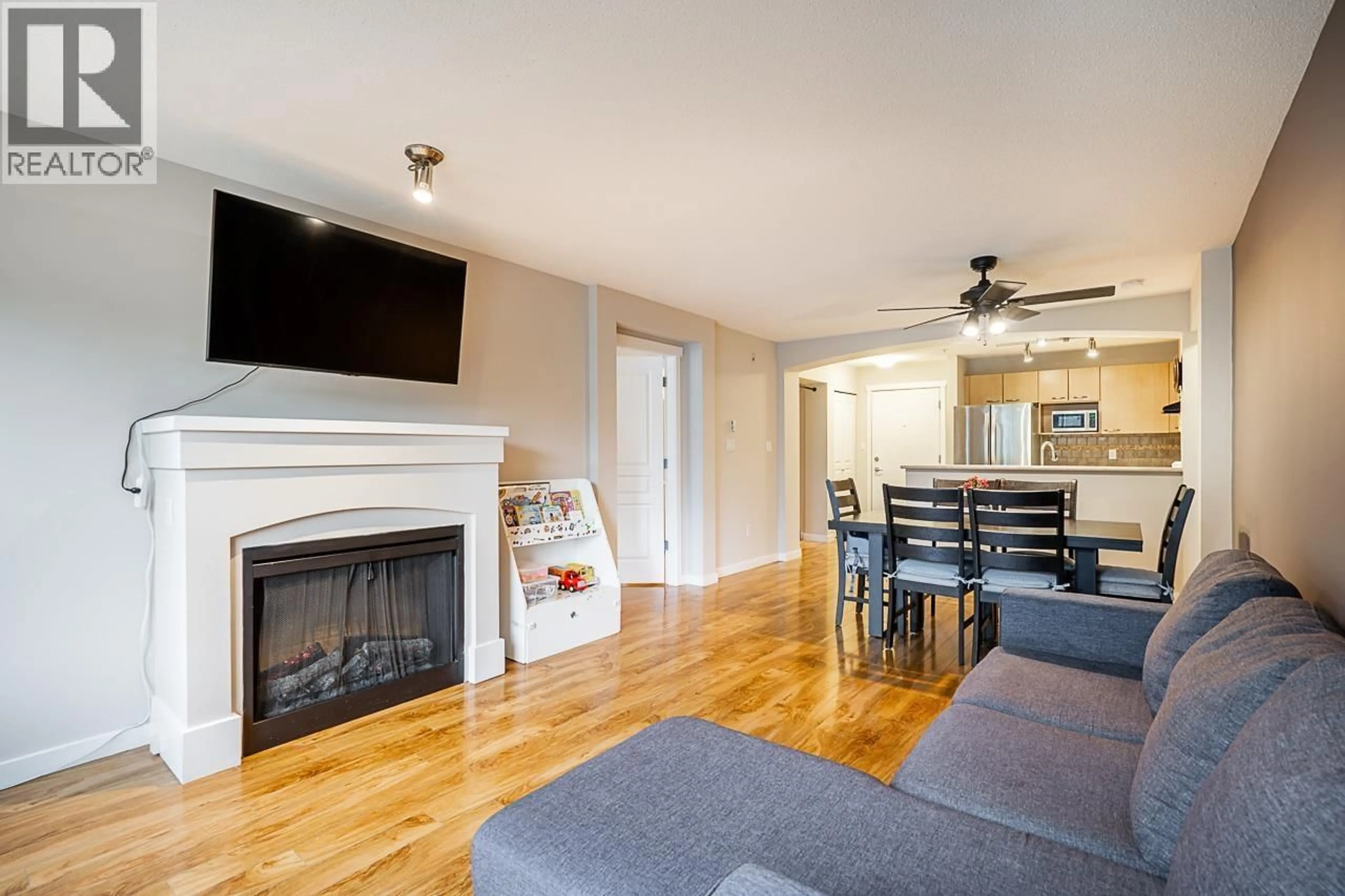Living room with furniture, wood/laminate floor for 211 - 2958 SILVER SPRINGS BOULEVARD, Coquitlam British Columbia V3E3R9