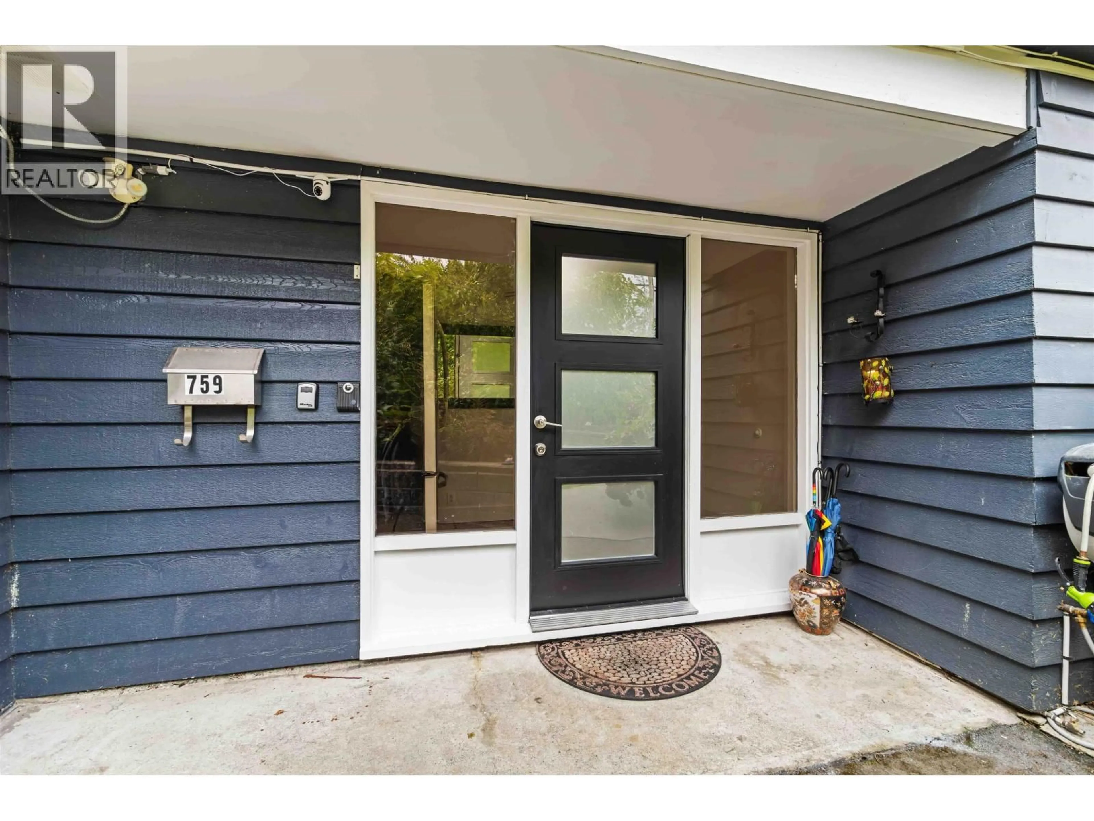 Indoor entryway for 759 MORGAN ROAD, North Vancouver British Columbia V7J1P3