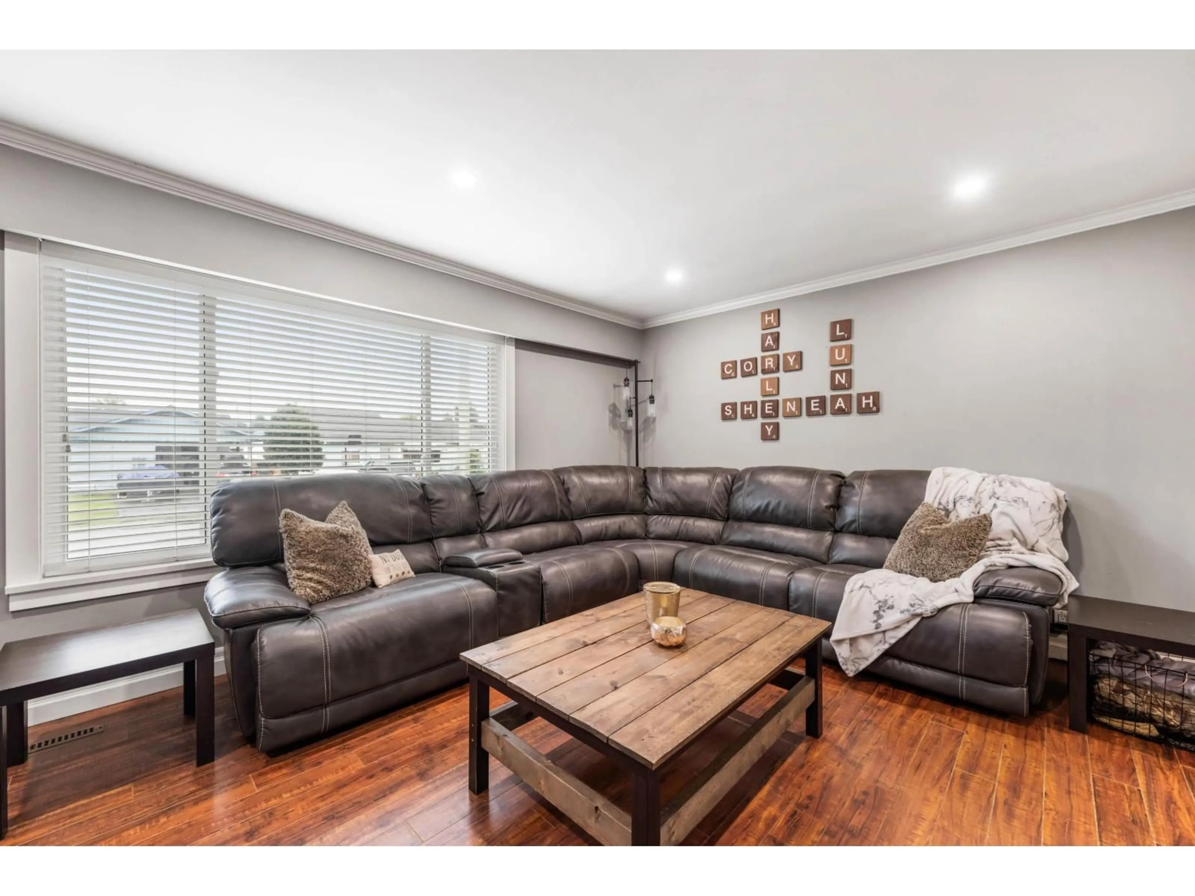 Living room with furniture, wood/laminate floor for 9725 HARRISON STREET, Chilliwack British Columbia V2P4E8