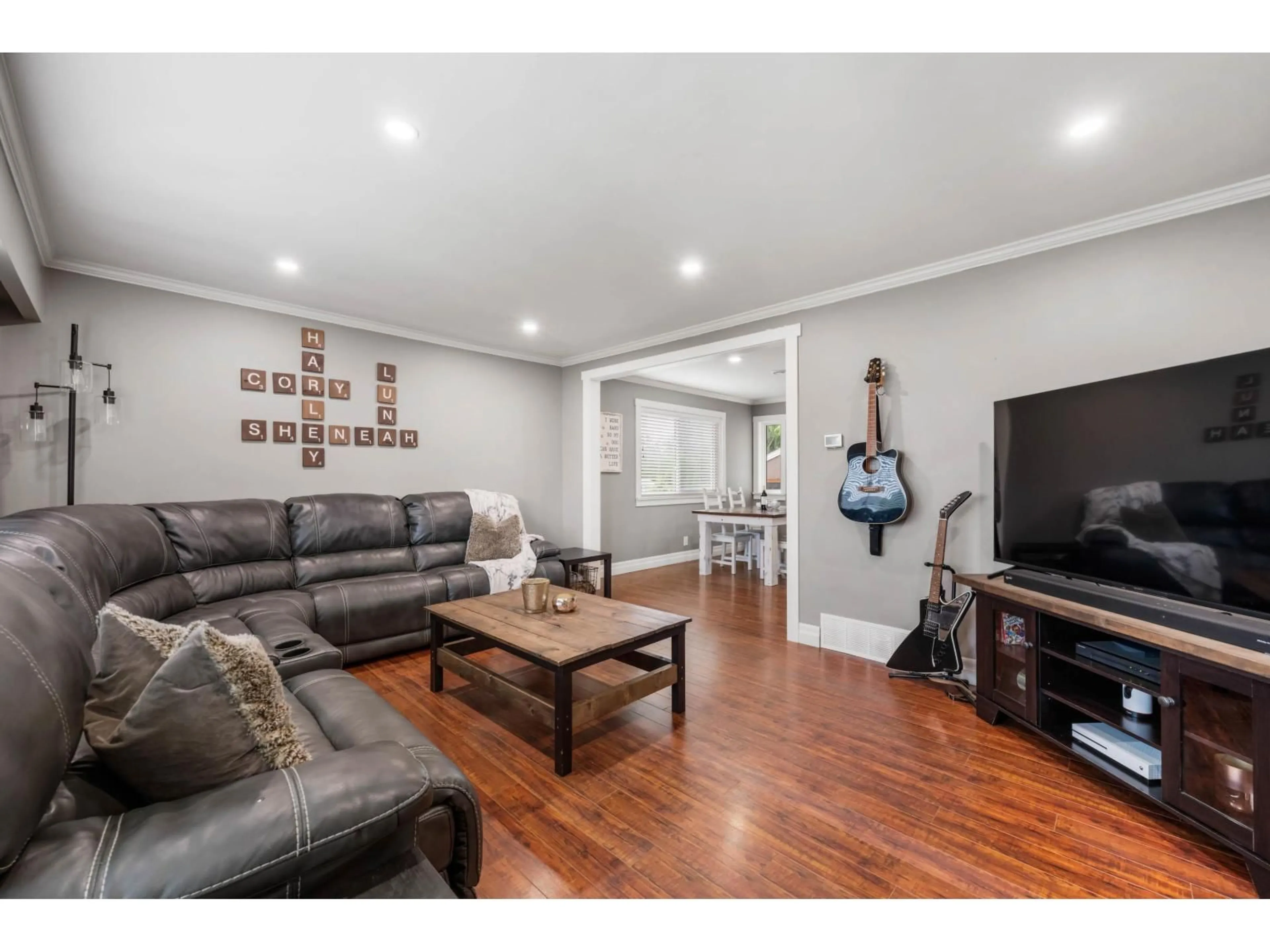 Living room with furniture, wood/laminate floor for 9725 HARRISON STREET, Chilliwack British Columbia V2P4E8