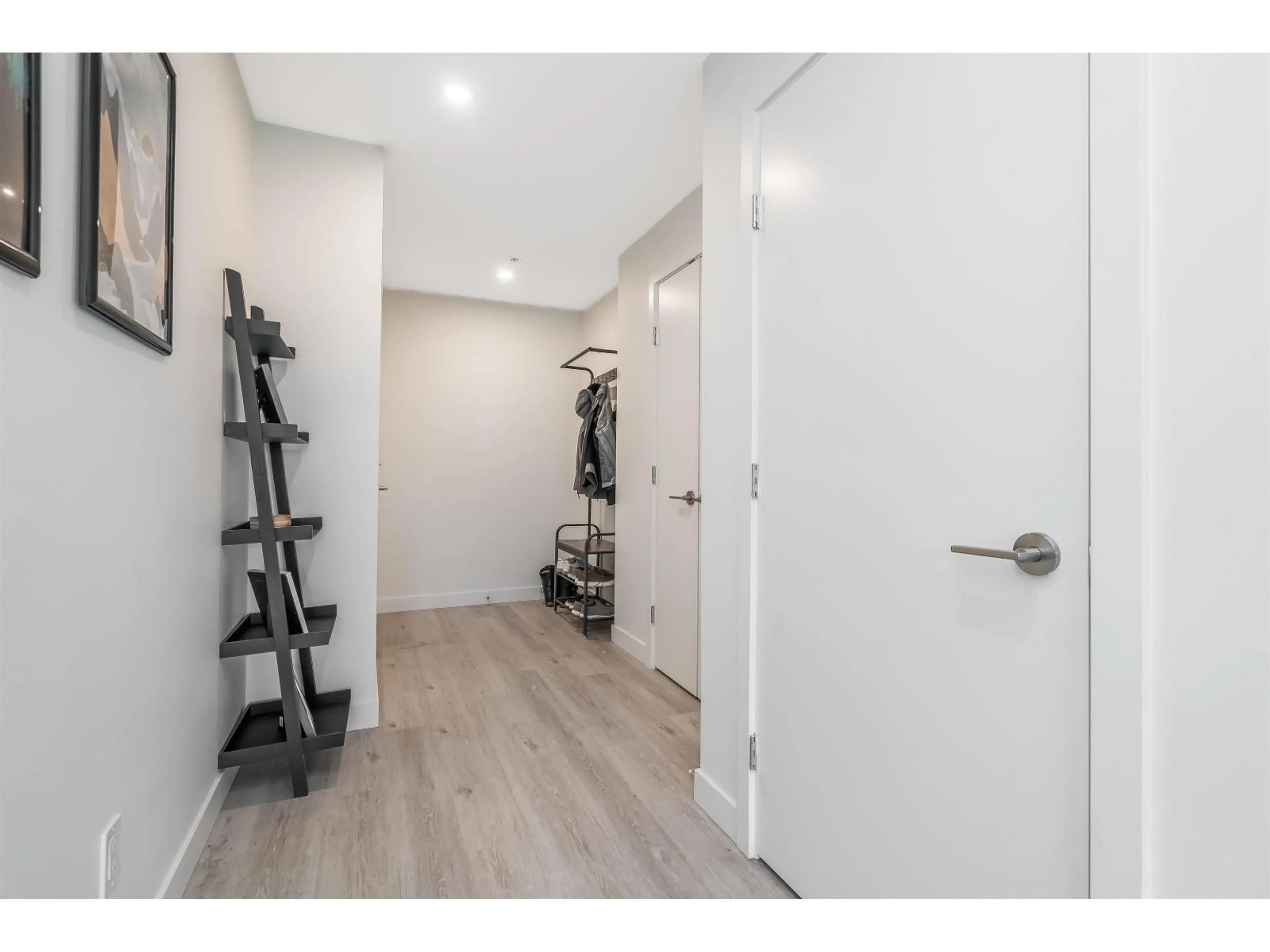 Indoor entryway for 511 - 2649 JAMES, Abbotsford British Columbia V2T3L6