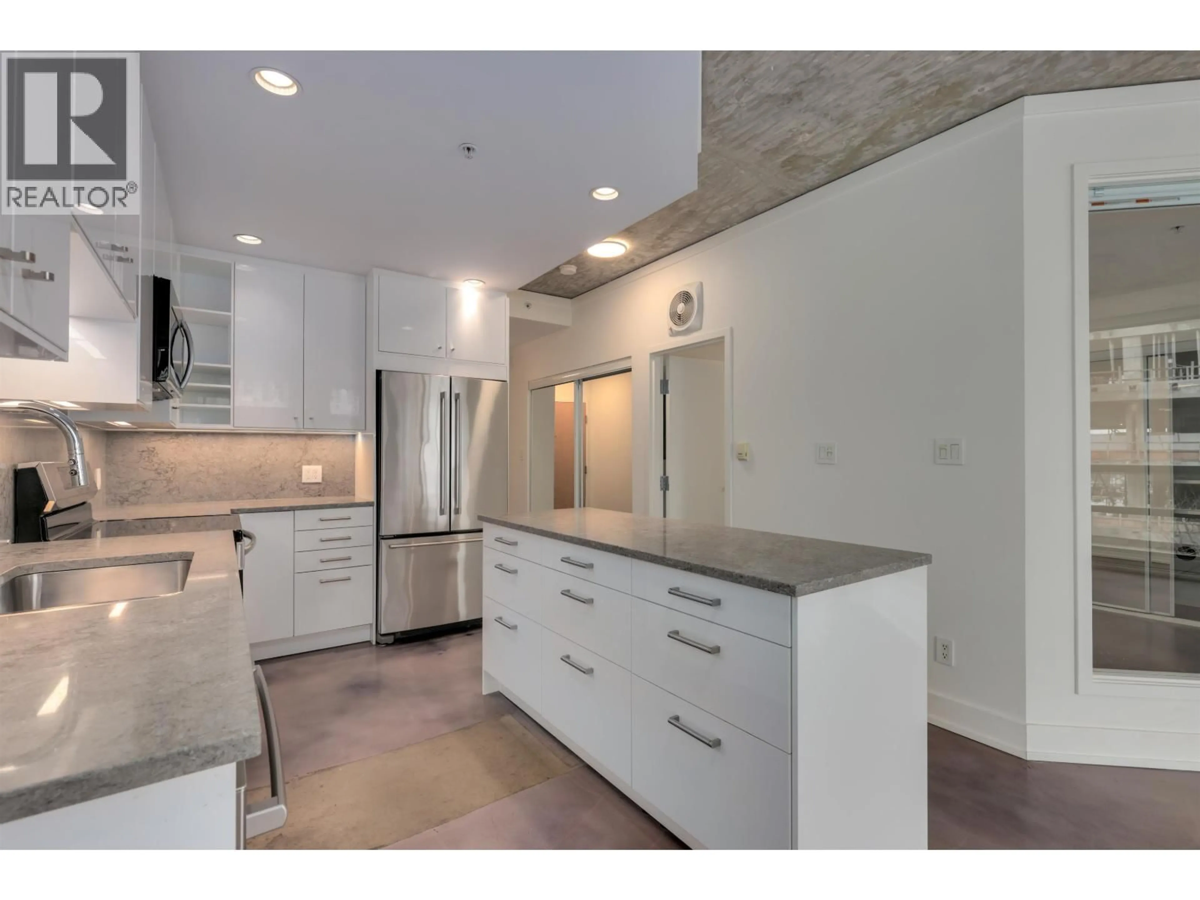 Open concept kitchen, ceramic/tile floor for 604 - 919 STATION STREET, Vancouver British Columbia V6A4L9