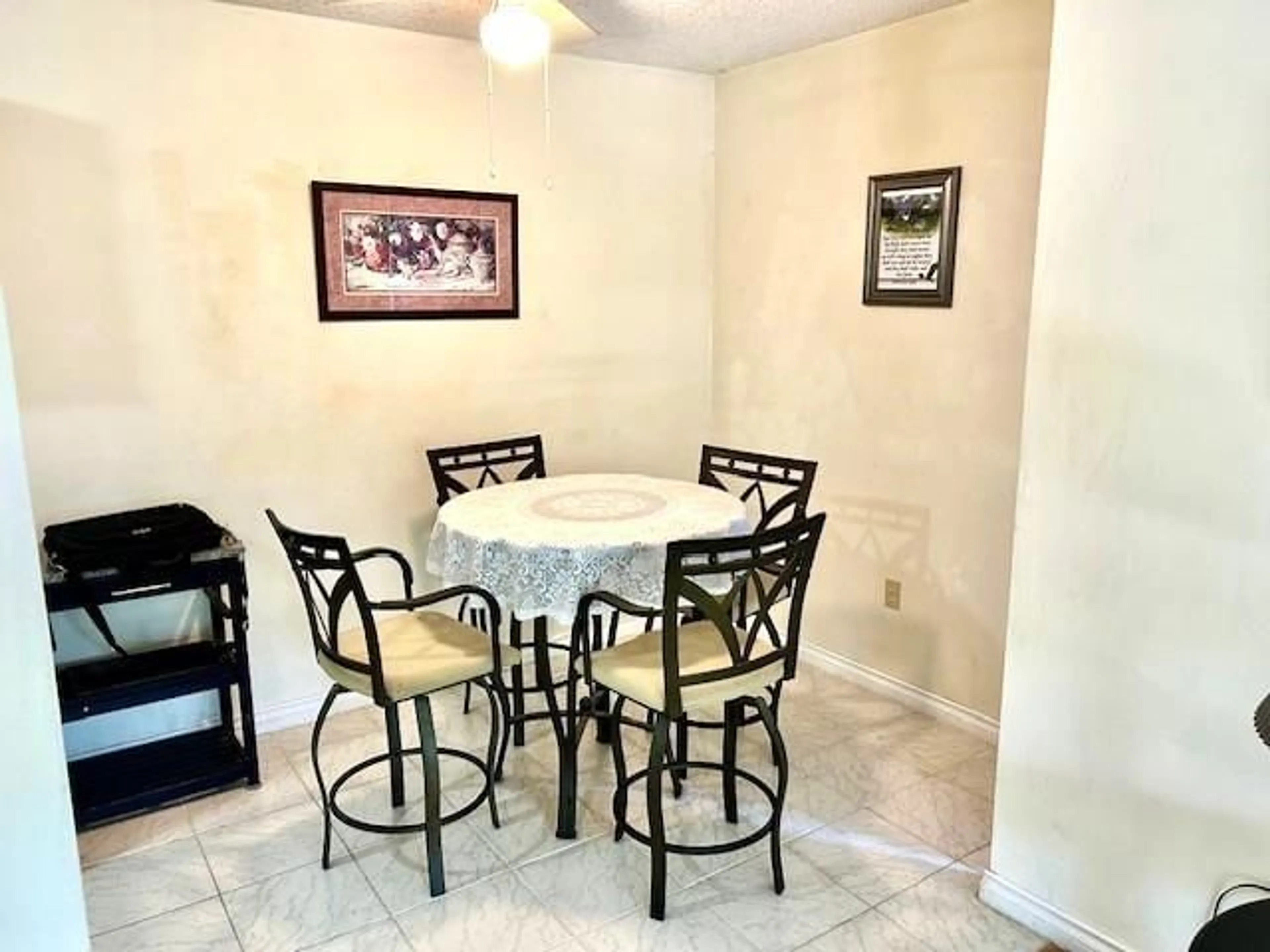 Dining room, ceramic/tile floor for 110 - 14935 100, Surrey British Columbia V3R1J6