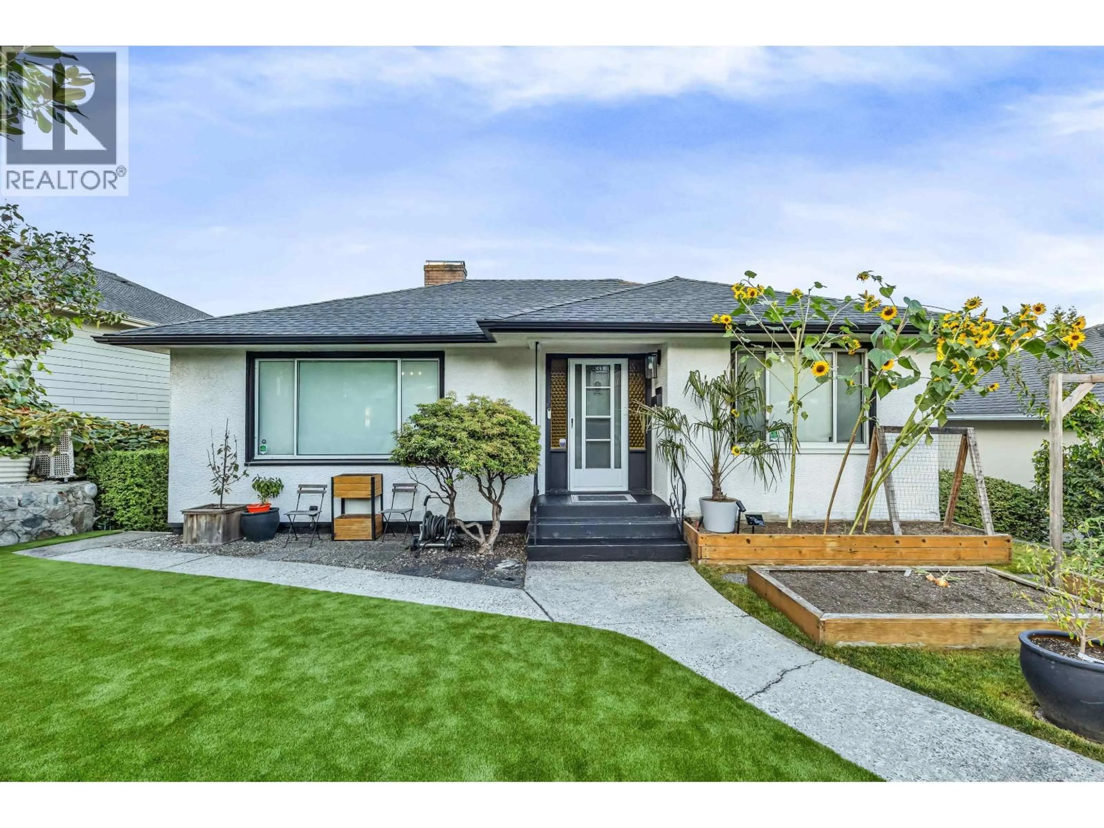 Home with vinyl exterior material, street for 831 SURREY STREET, New Westminster British Columbia V3L4W3