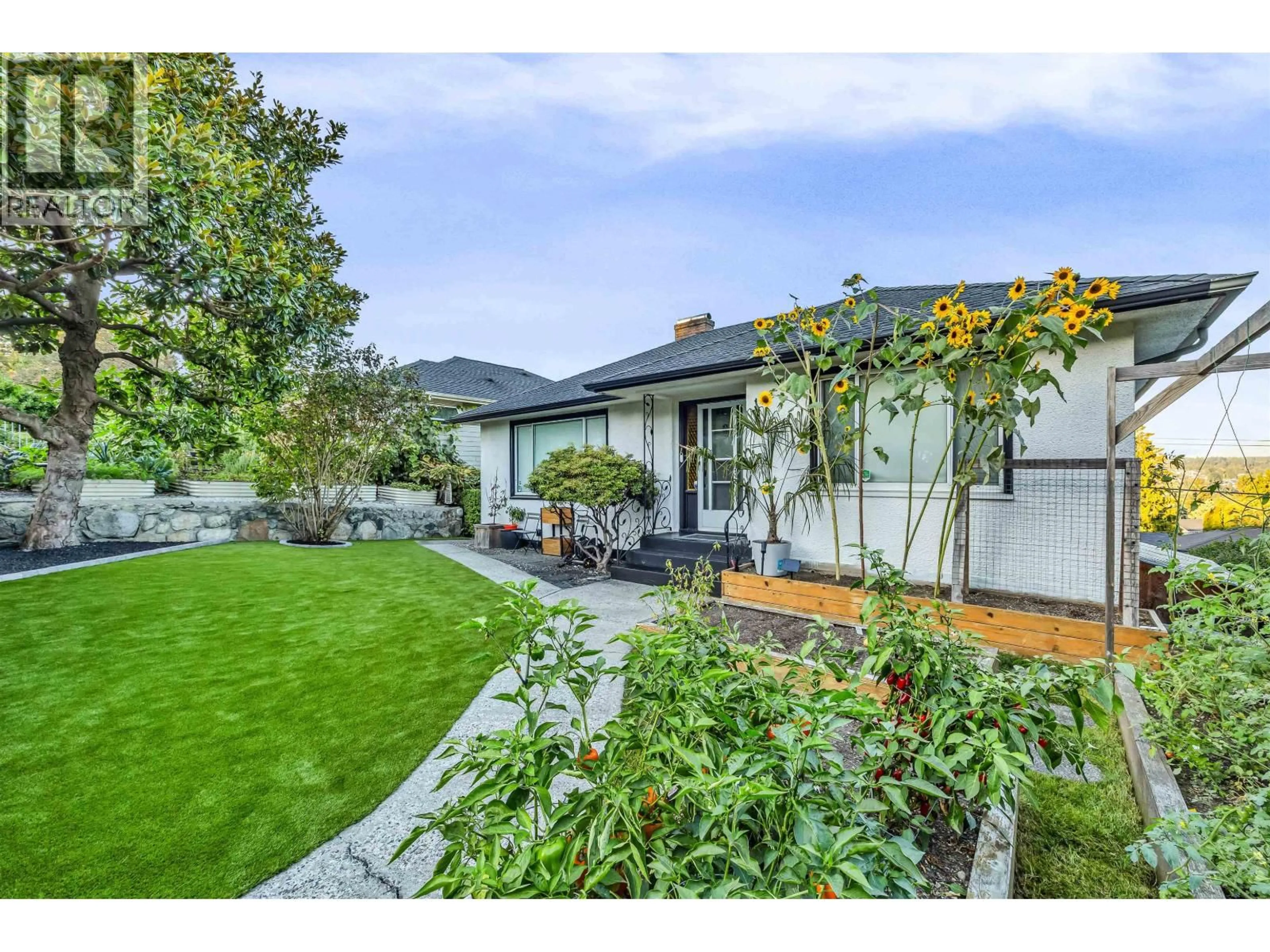 A pic from outside/outdoor area/front of a property/back of a property/a pic from drone, street for 831 SURREY STREET, New Westminster British Columbia V3L4W3