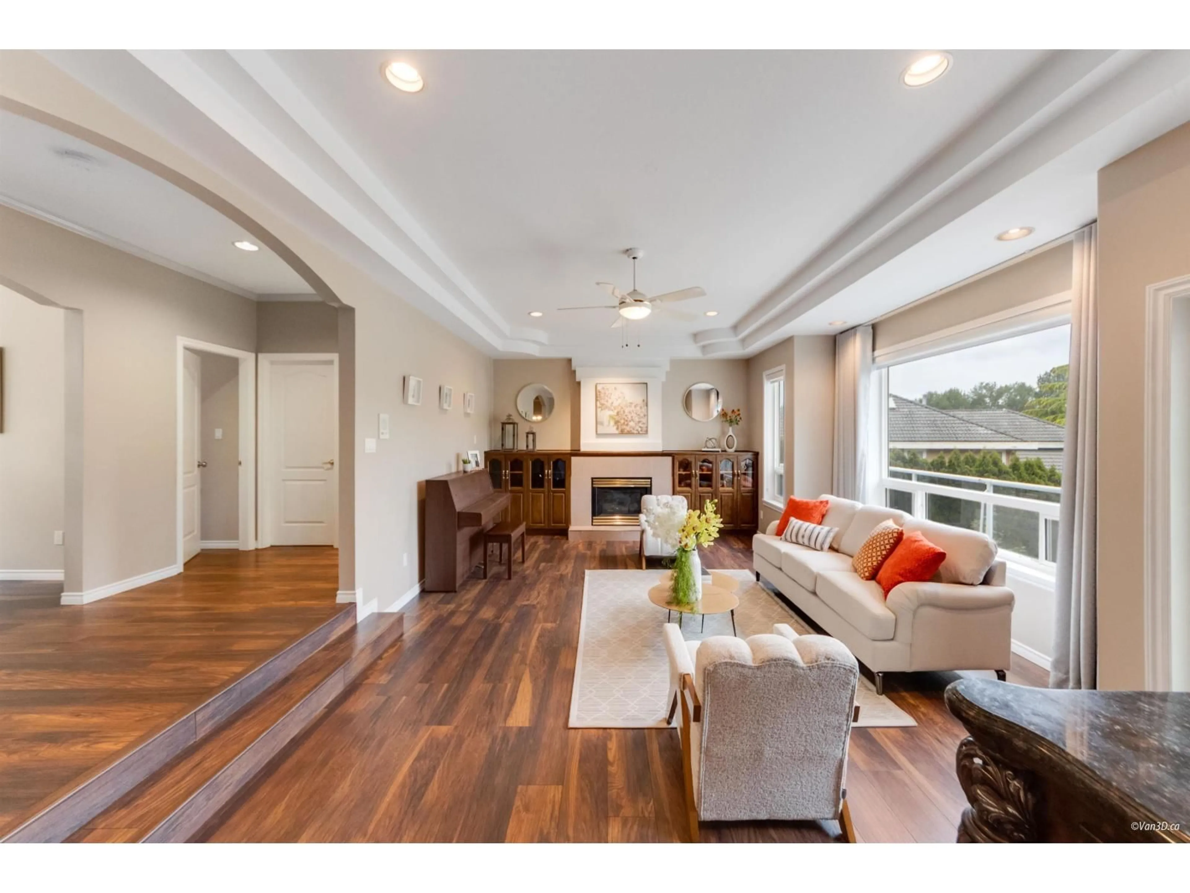 Living room with furniture, wood/laminate floor for 15929 113A, Surrey British Columbia V4N1R6