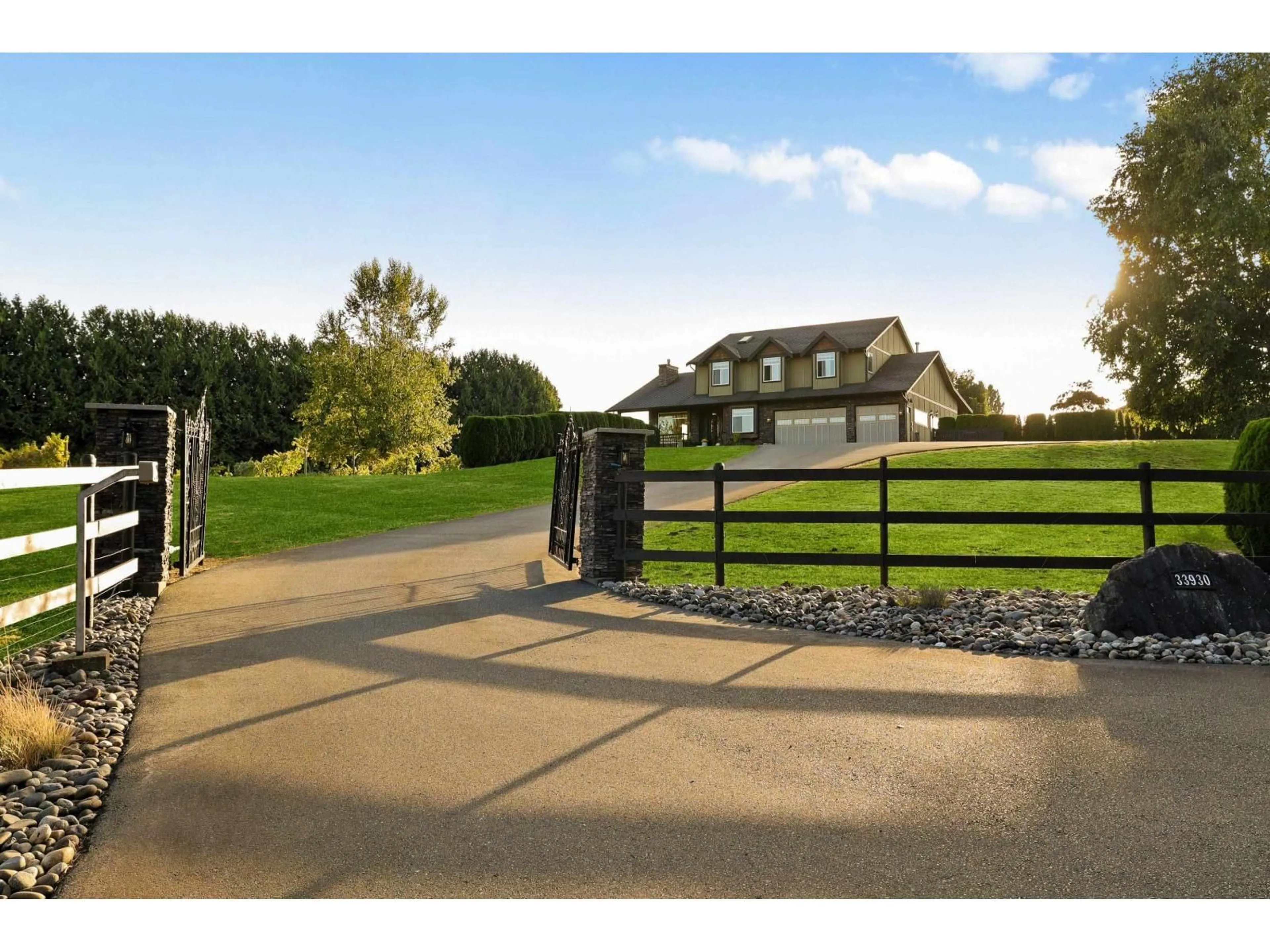 A pic from outside/outdoor area/front of a property/back of a property/a pic from drone, street for 33930 MCCONNELL, Abbotsford British Columbia V2S8A6