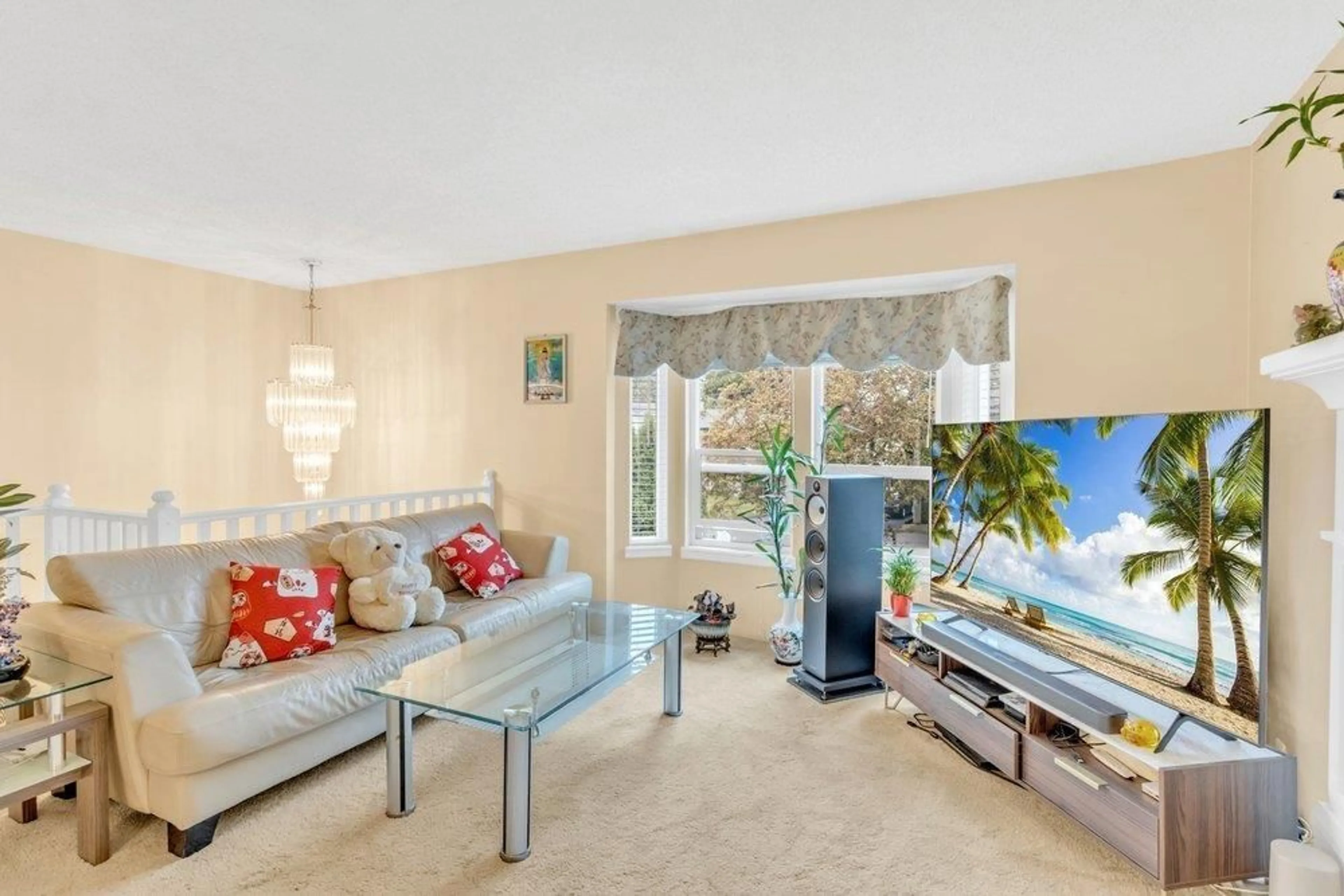 Living room with furniture, carpet floor for 9766 154, Surrey British Columbia V3R7J1