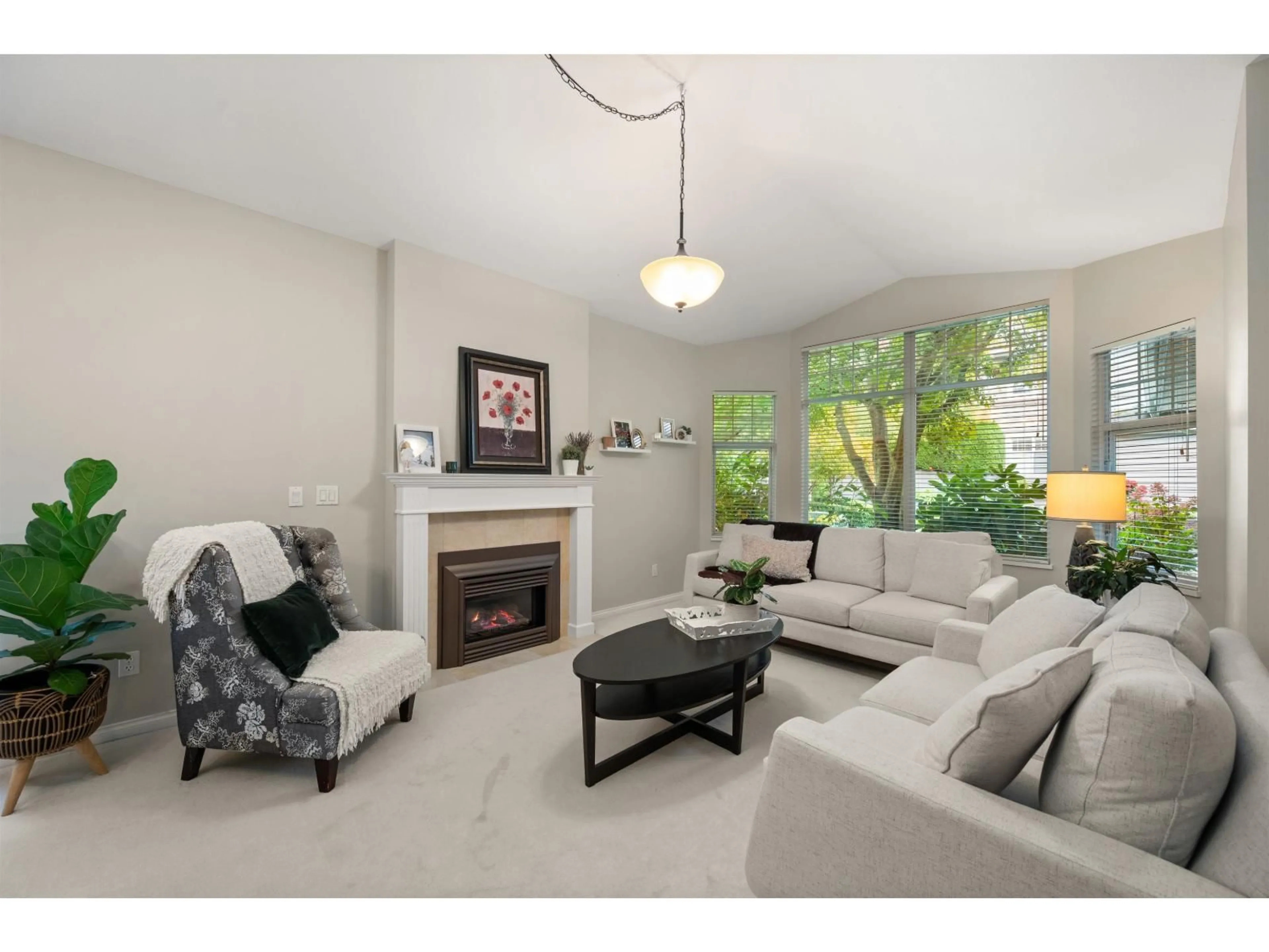 Living room with furniture, unknown for 14 - 15020 27A, Surrey British Columbia V4P2Z9