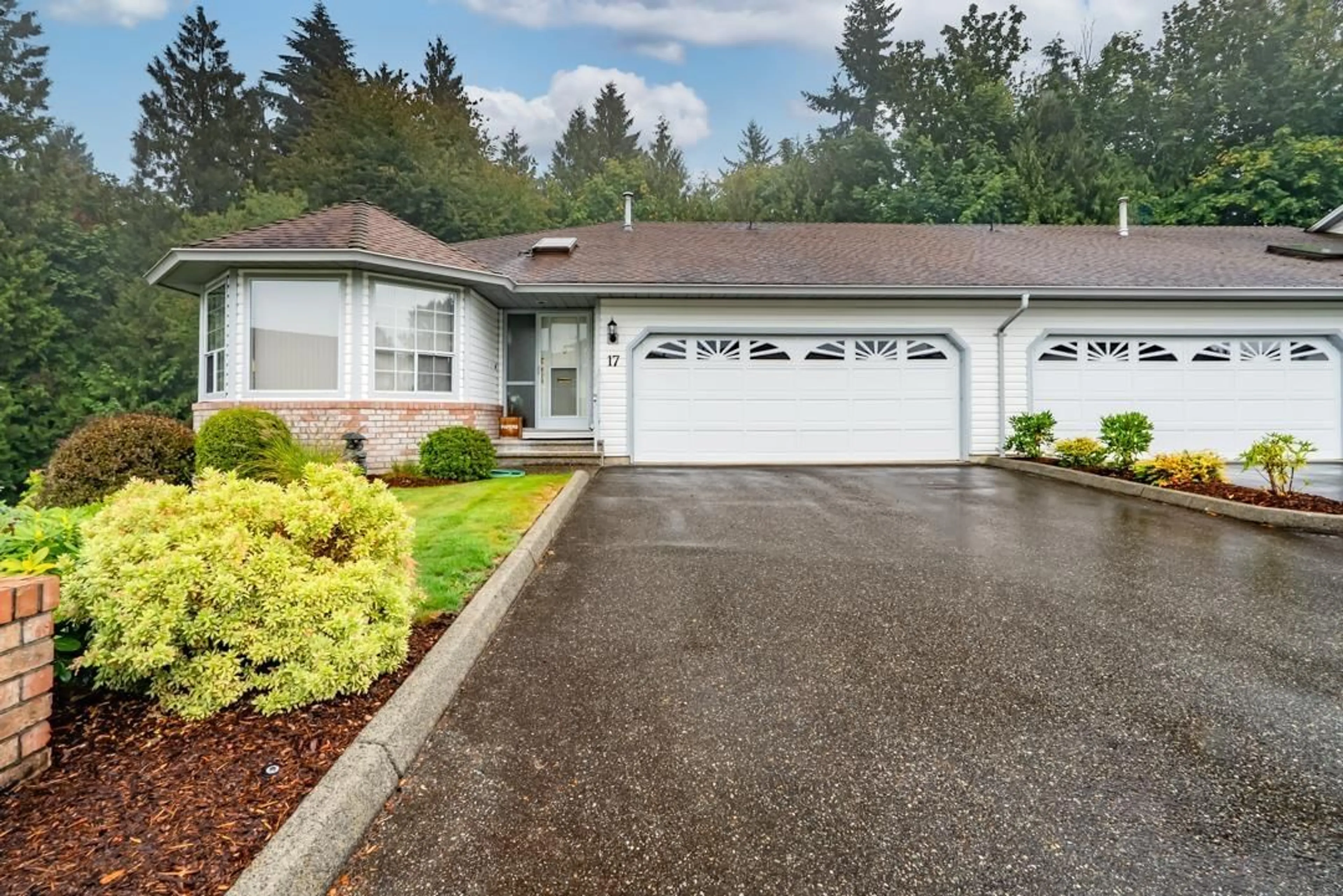 Home with vinyl exterior material, street for 17 - 2988 HORN, Abbotsford British Columbia V2S3C1
