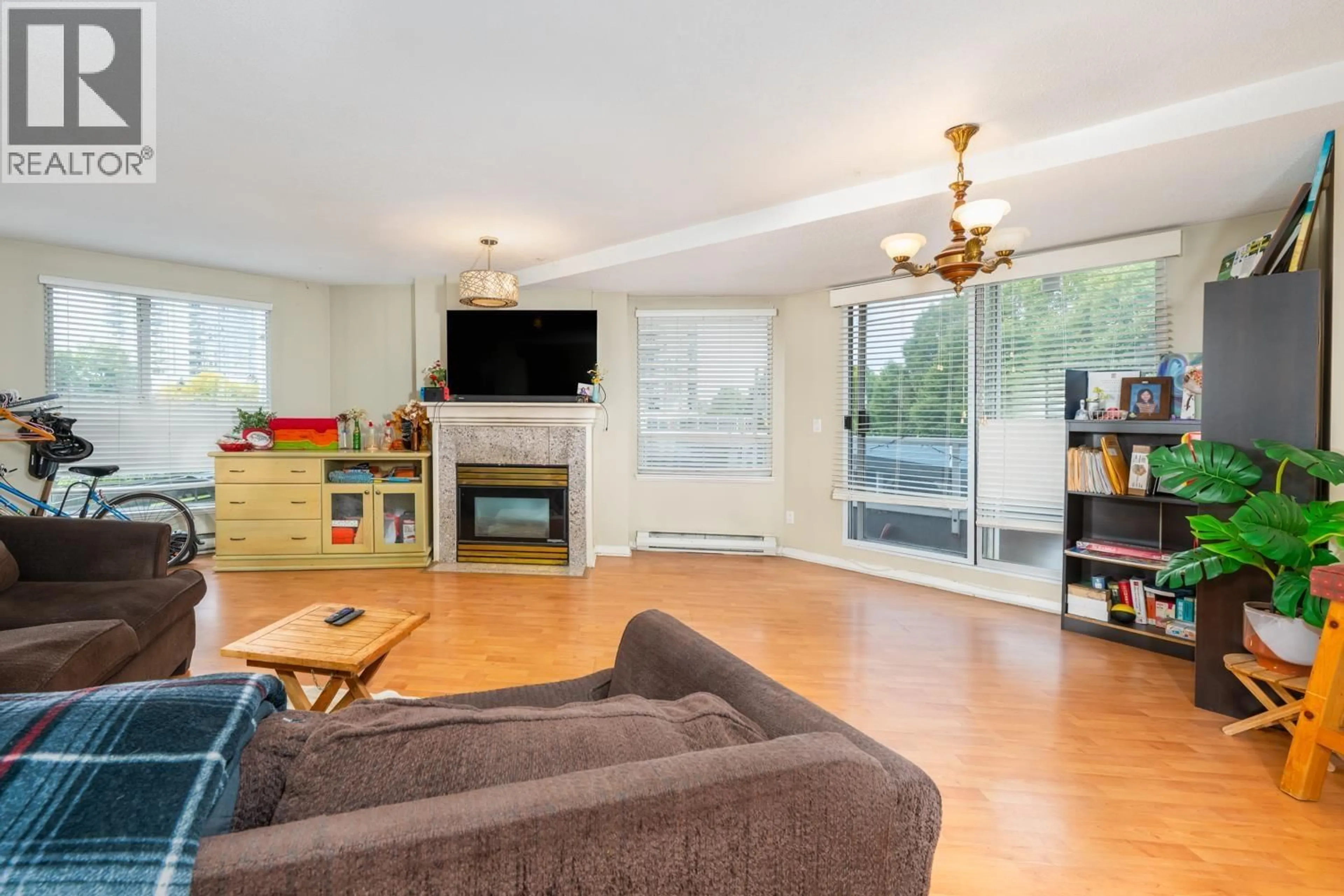Living room with furniture, wood/laminate floor for 405 - 1185 QUAYSIDE DRIVE, New Westminster British Columbia V3M6T8