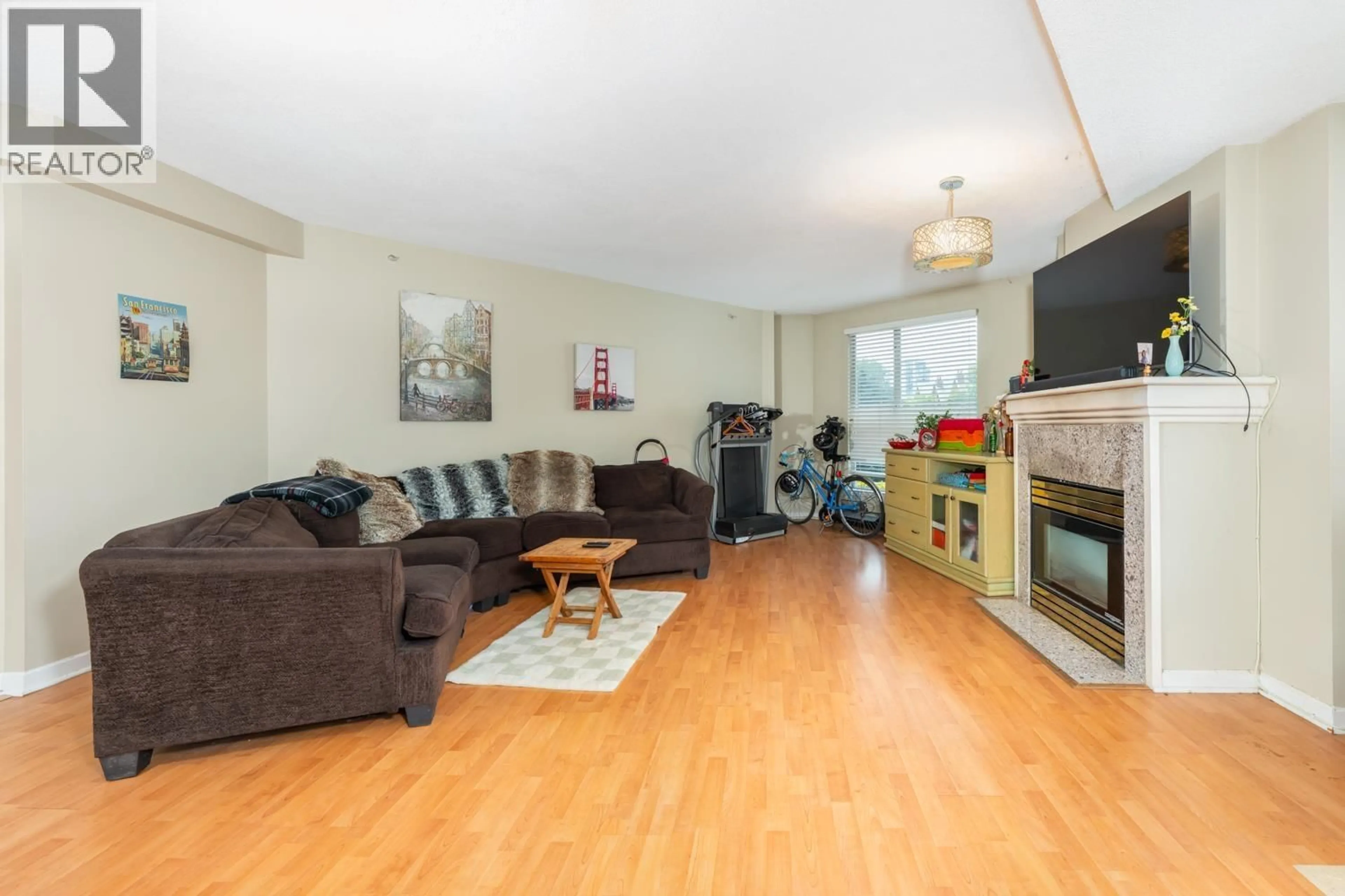 Living room with furniture, wood/laminate floor for 405 - 1185 QUAYSIDE DRIVE, New Westminster British Columbia V3M6T8