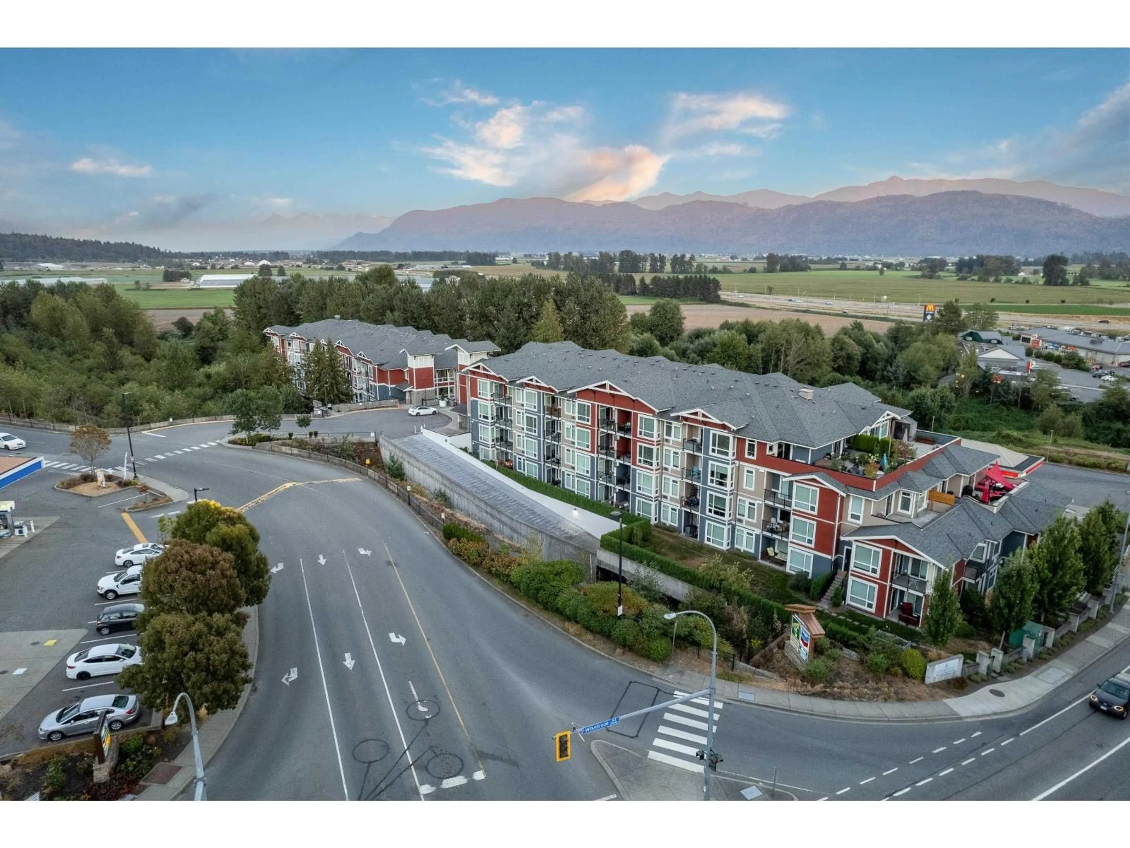 A pic from outside/outdoor area/front of a property/back of a property/a pic from drone, mountain view for 406 - 2242 WHATCOM, Abbotsford British Columbia V3G0G3