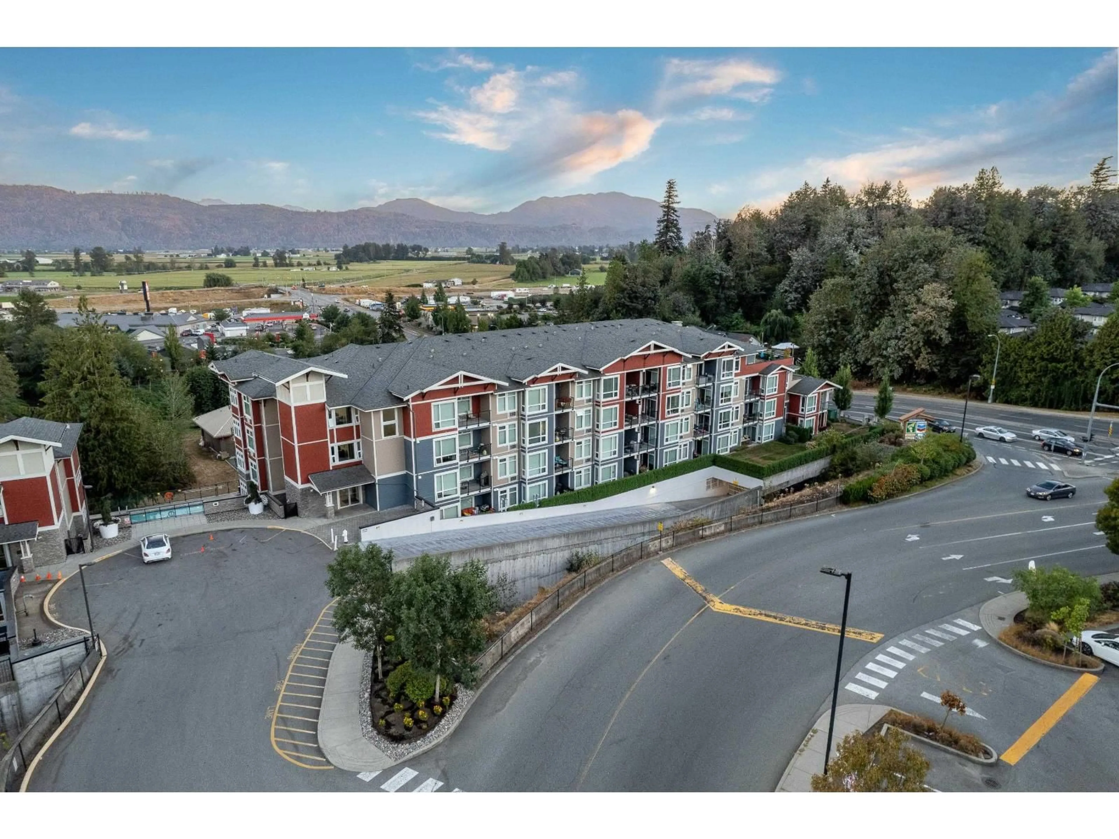 A pic from outside/outdoor area/front of a property/back of a property/a pic from drone, mountain view for 406 - 2242 WHATCOM, Abbotsford British Columbia V3G0G3