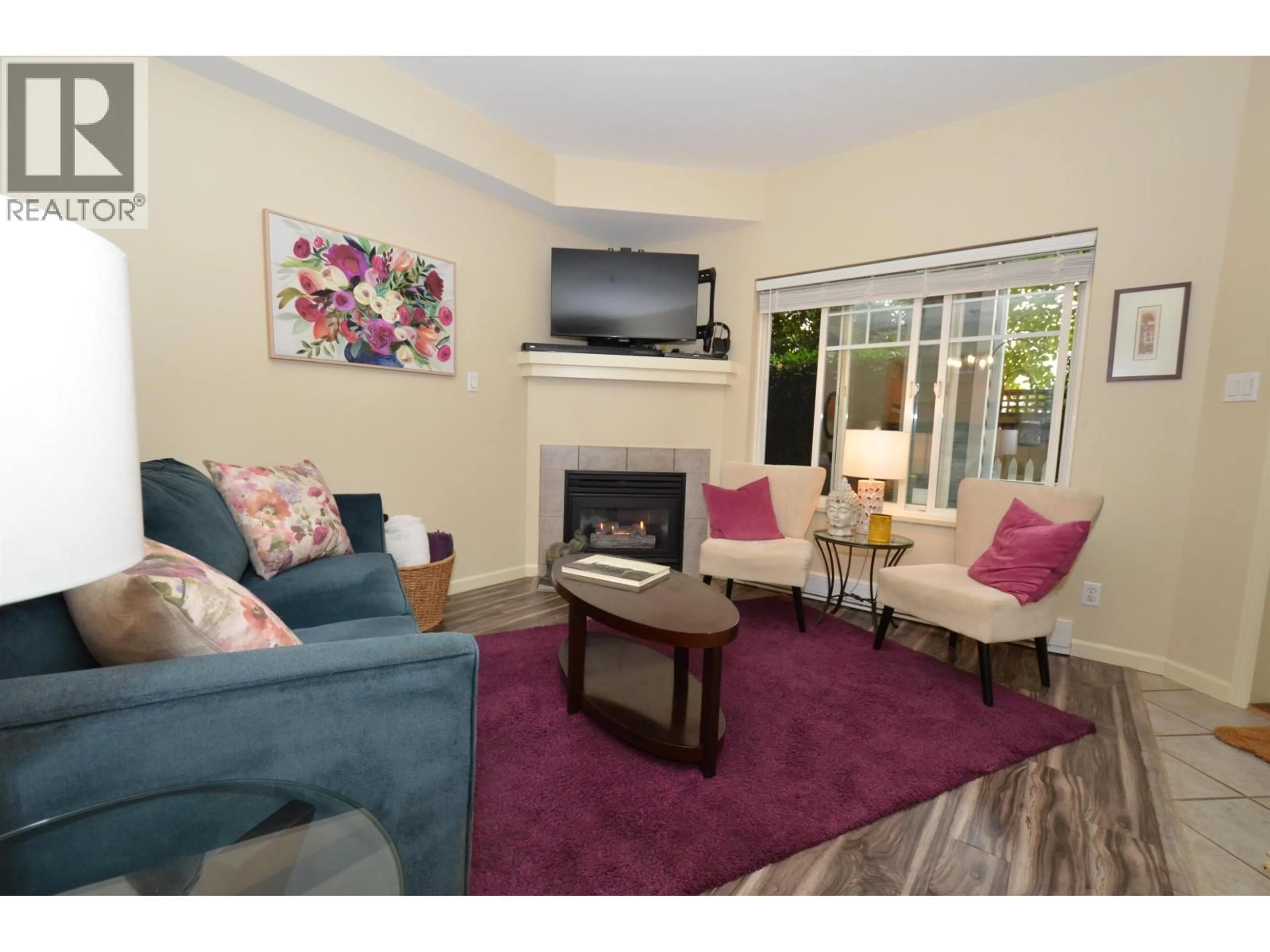 Living room with furniture, unknown for 7 - 123 SEVENTH STREET, New Westminster British Columbia V3M6Y2
