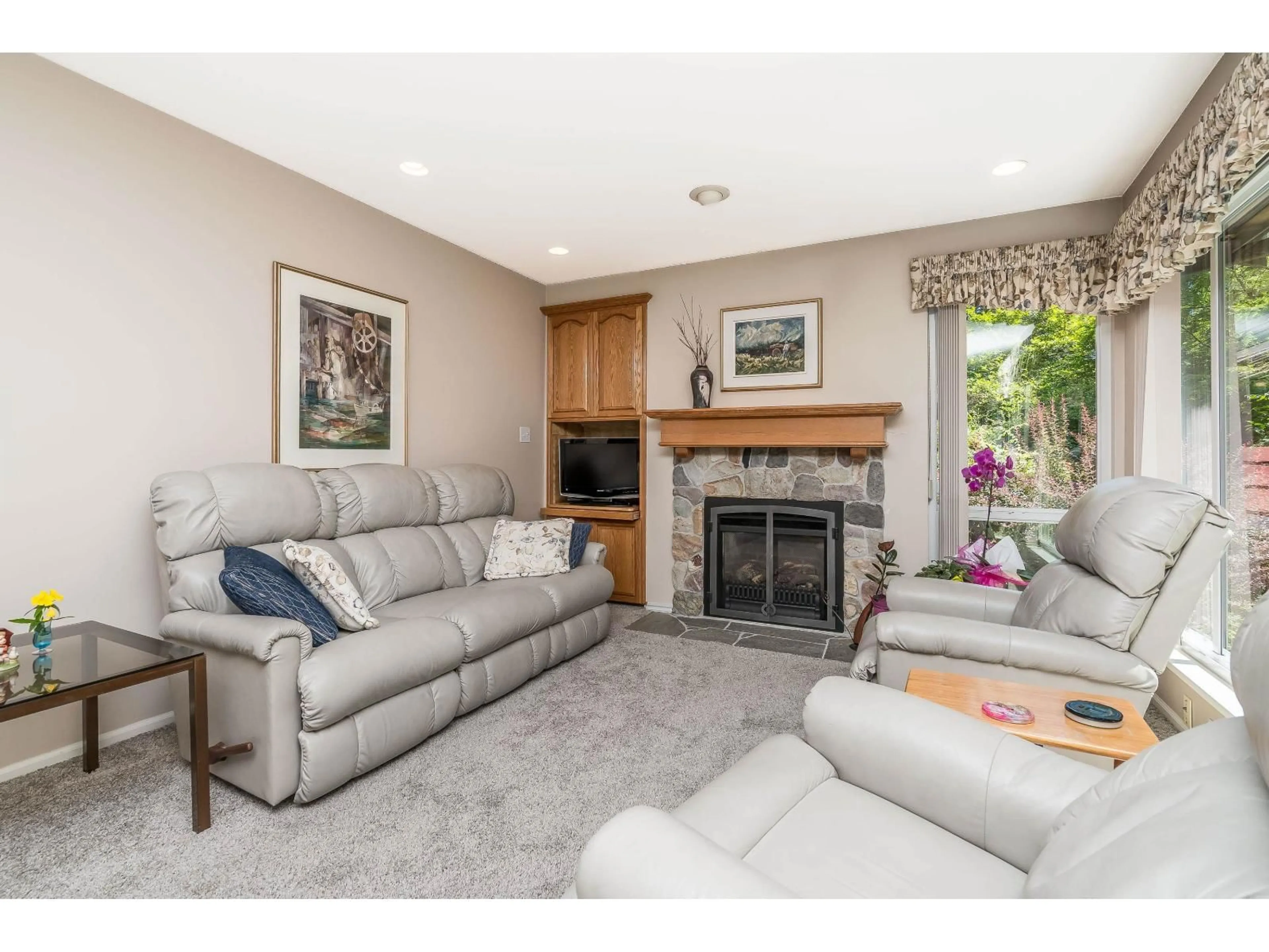 Living room with furniture, unknown for 5281 236, Langley British Columbia V2Z2P4