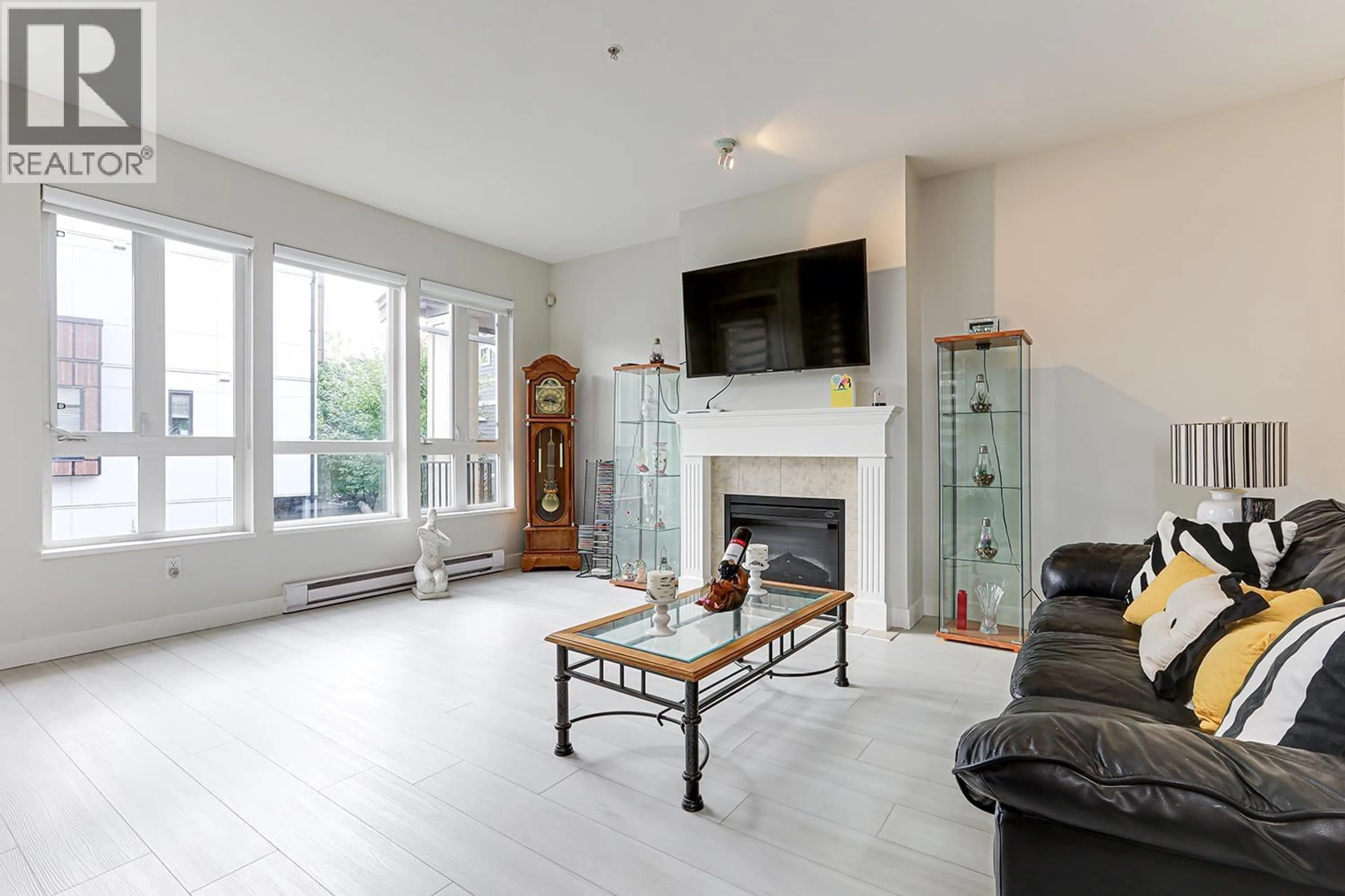 Living room with furniture, unknown for 47 - 160 PEMBINA STREET, New Westminster British Columbia V3M0A3