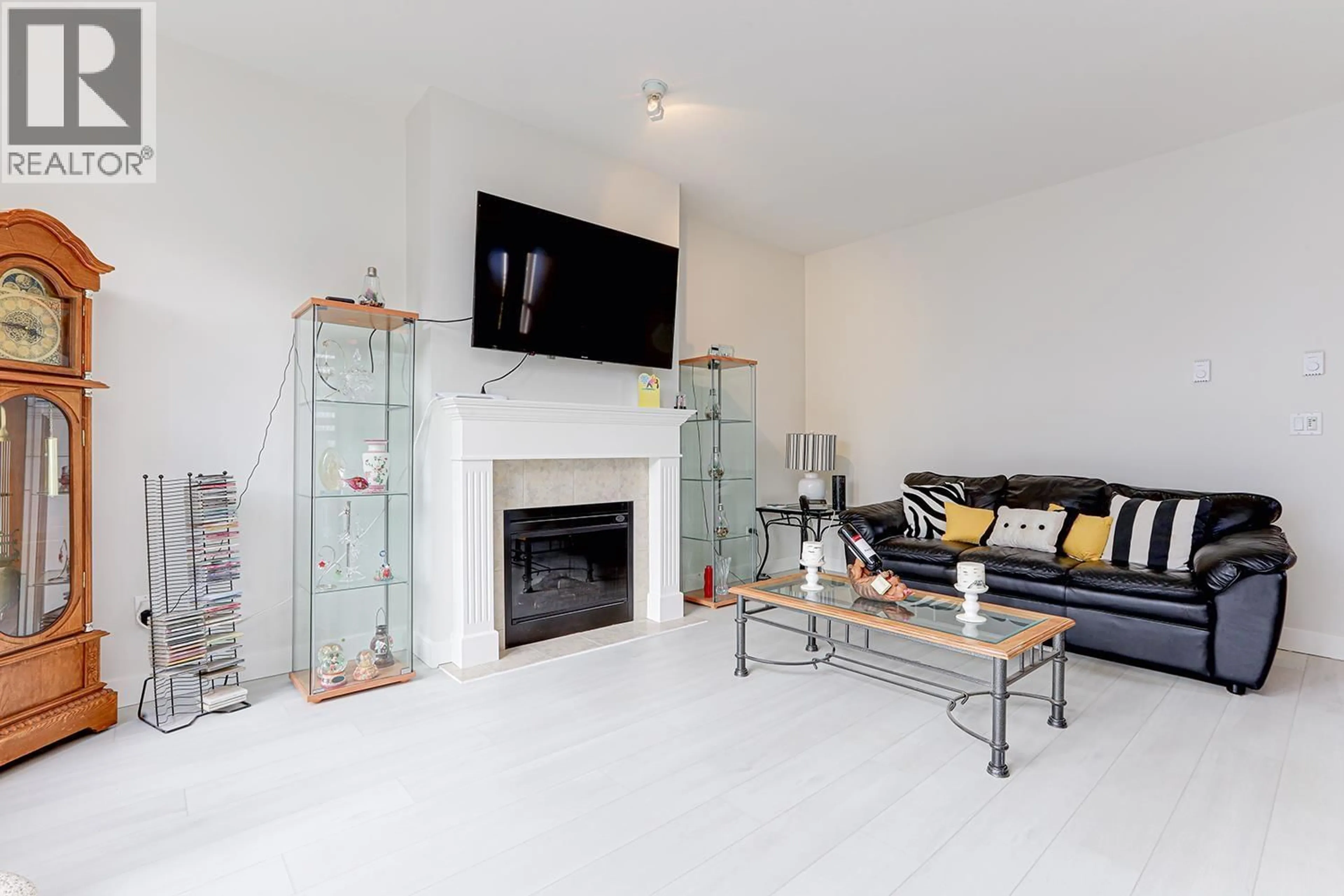 Living room with furniture, unknown for 47 - 160 PEMBINA STREET, New Westminster British Columbia V3M0A3