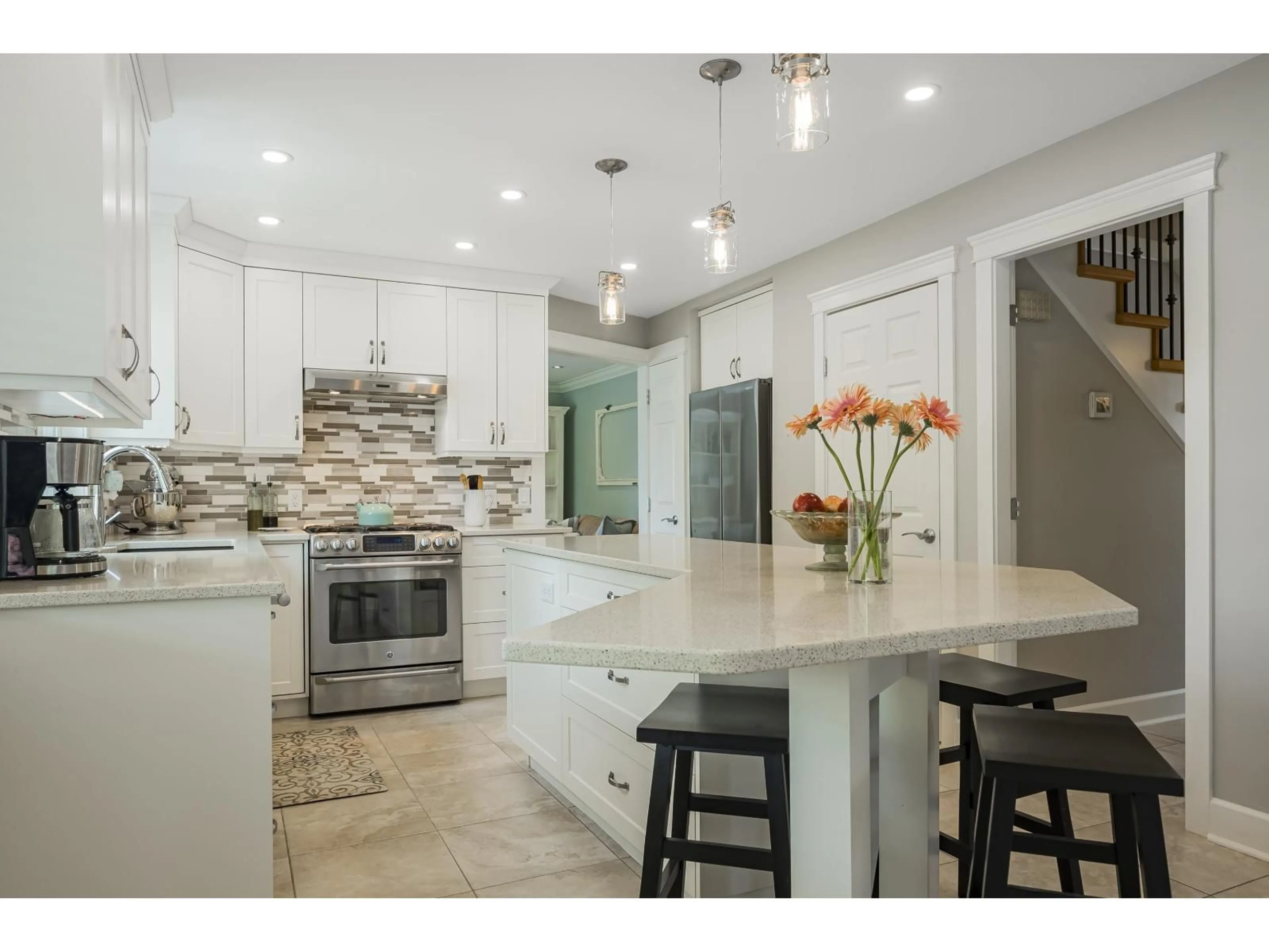 Open concept kitchen, ceramic/tile floor for 20349 90, Langley British Columbia V1M1Y6