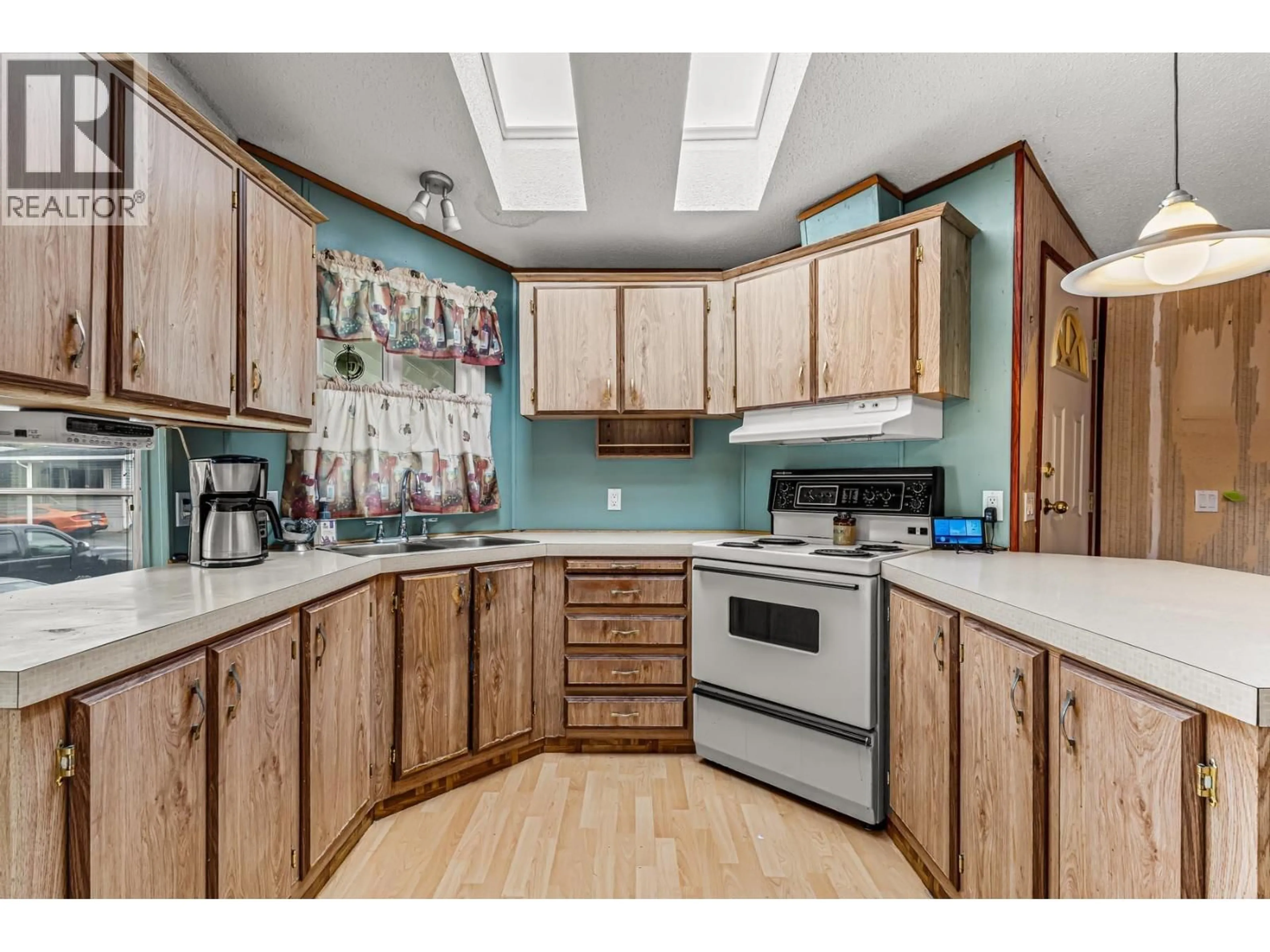 Standard kitchen, unknown for 141 - 145 KING EDWARD STREET, Coquitlam British Columbia V3K6M3