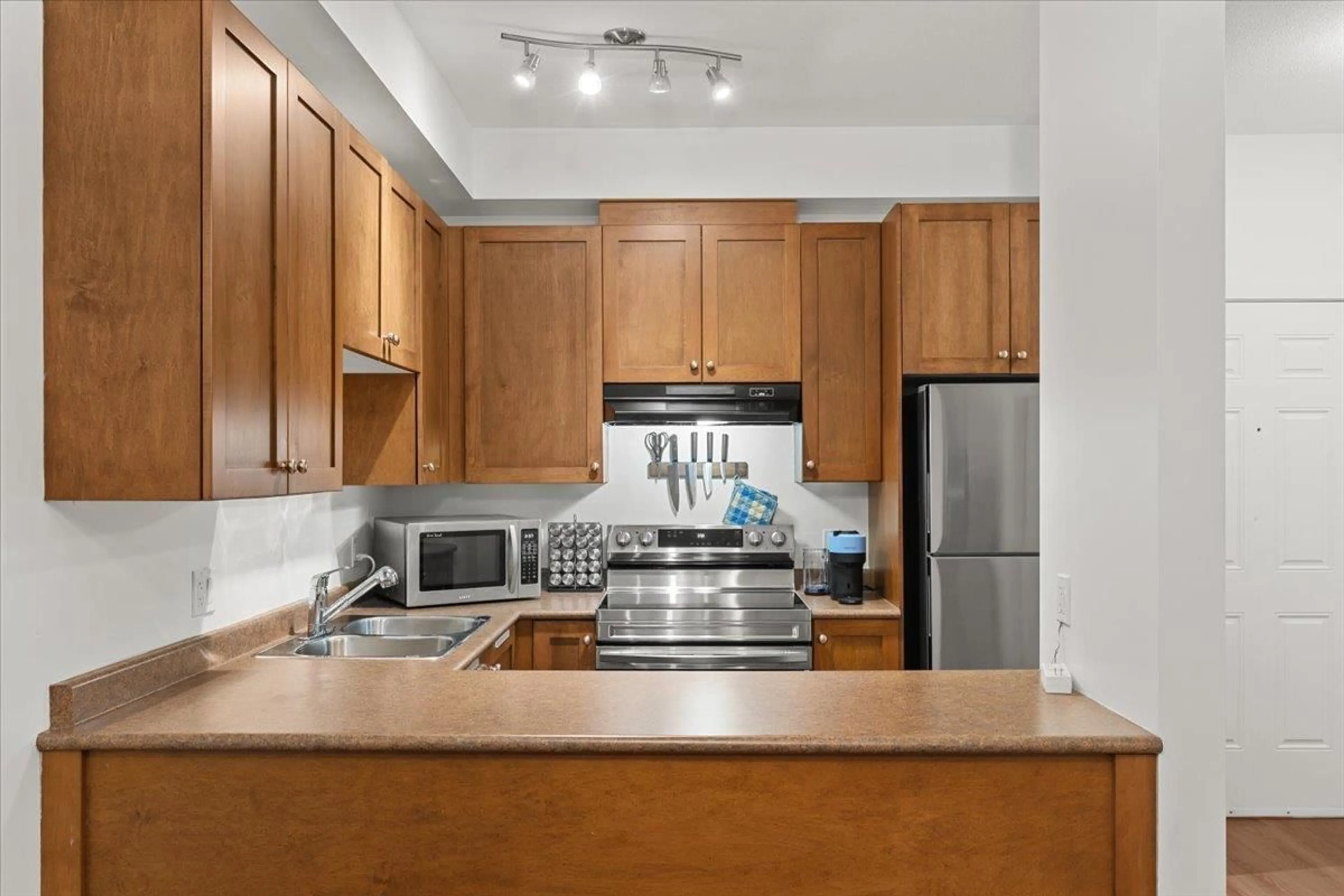 Standard kitchen, unknown for 214 - 13277 108TH, Surrey British Columbia V3T0A9