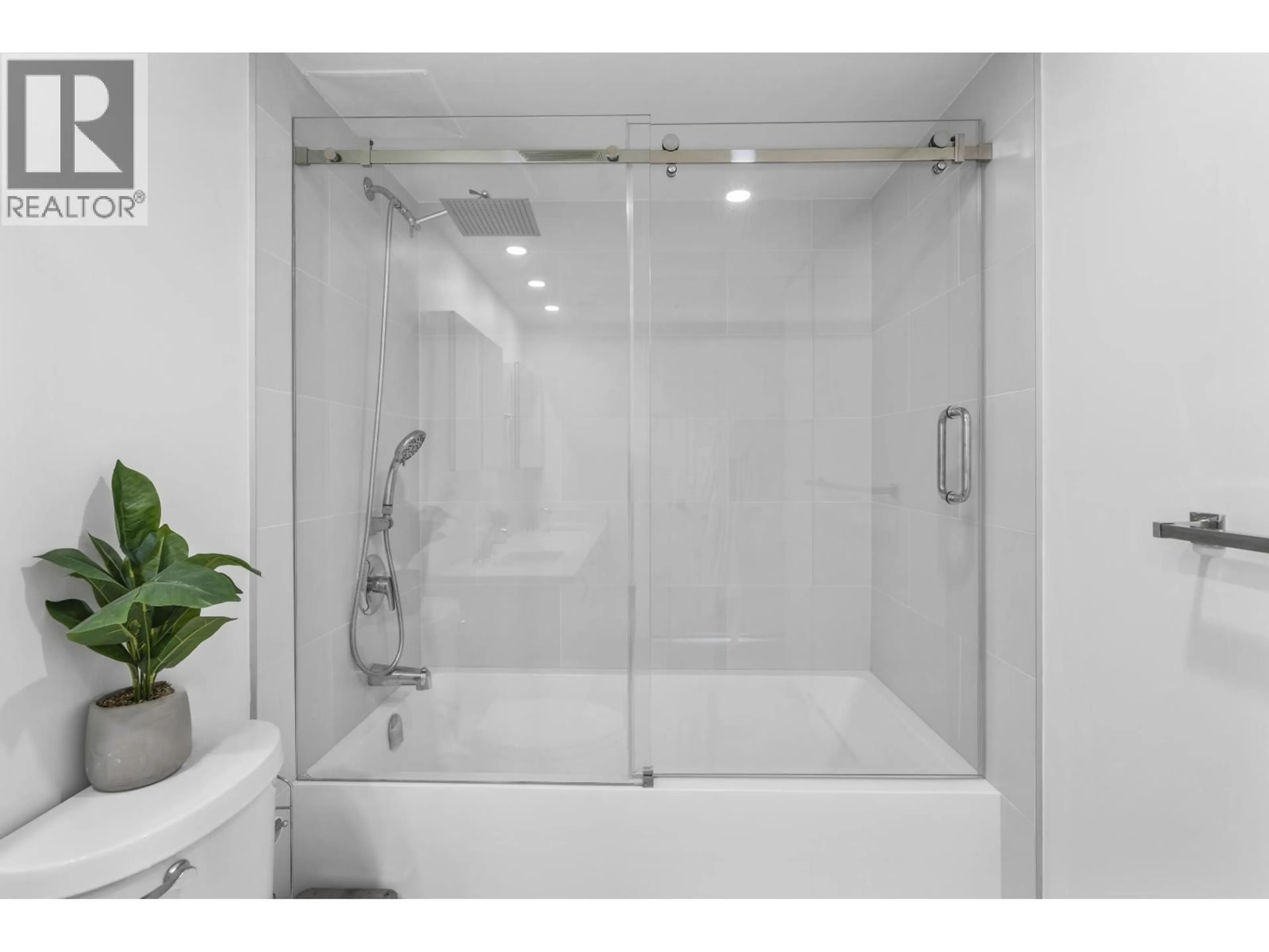 Standard bathroom, ceramic/tile floor for 114 - 3400 MARINE DRIVE, Vancouver British Columbia V5S4P8