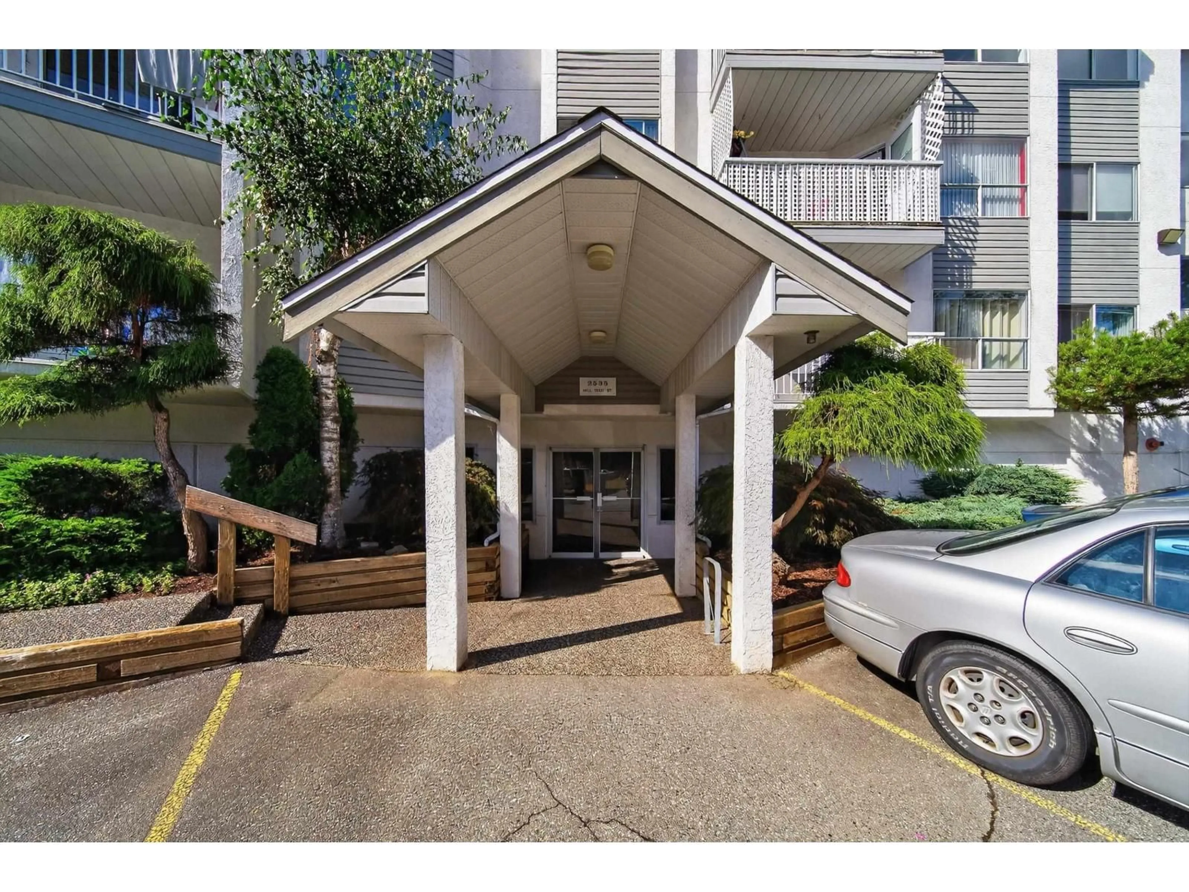 Indoor foyer for 309 - 2535 HILL-TOUT, Abbotsford British Columbia V2T2P8
