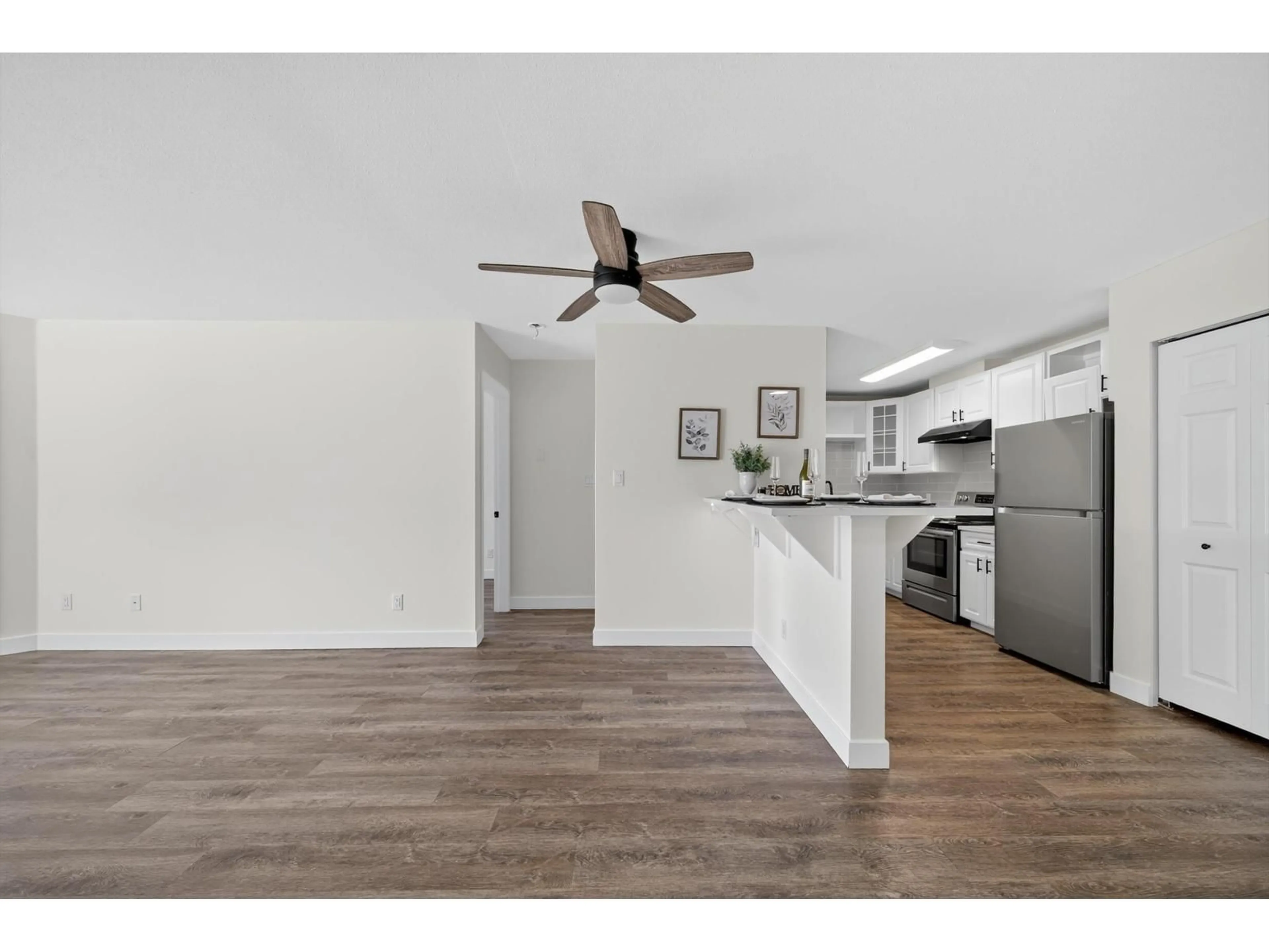 Open concept kitchen, wood/laminate floor for 309 - 2535 HILL-TOUT, Abbotsford British Columbia V2T2P8