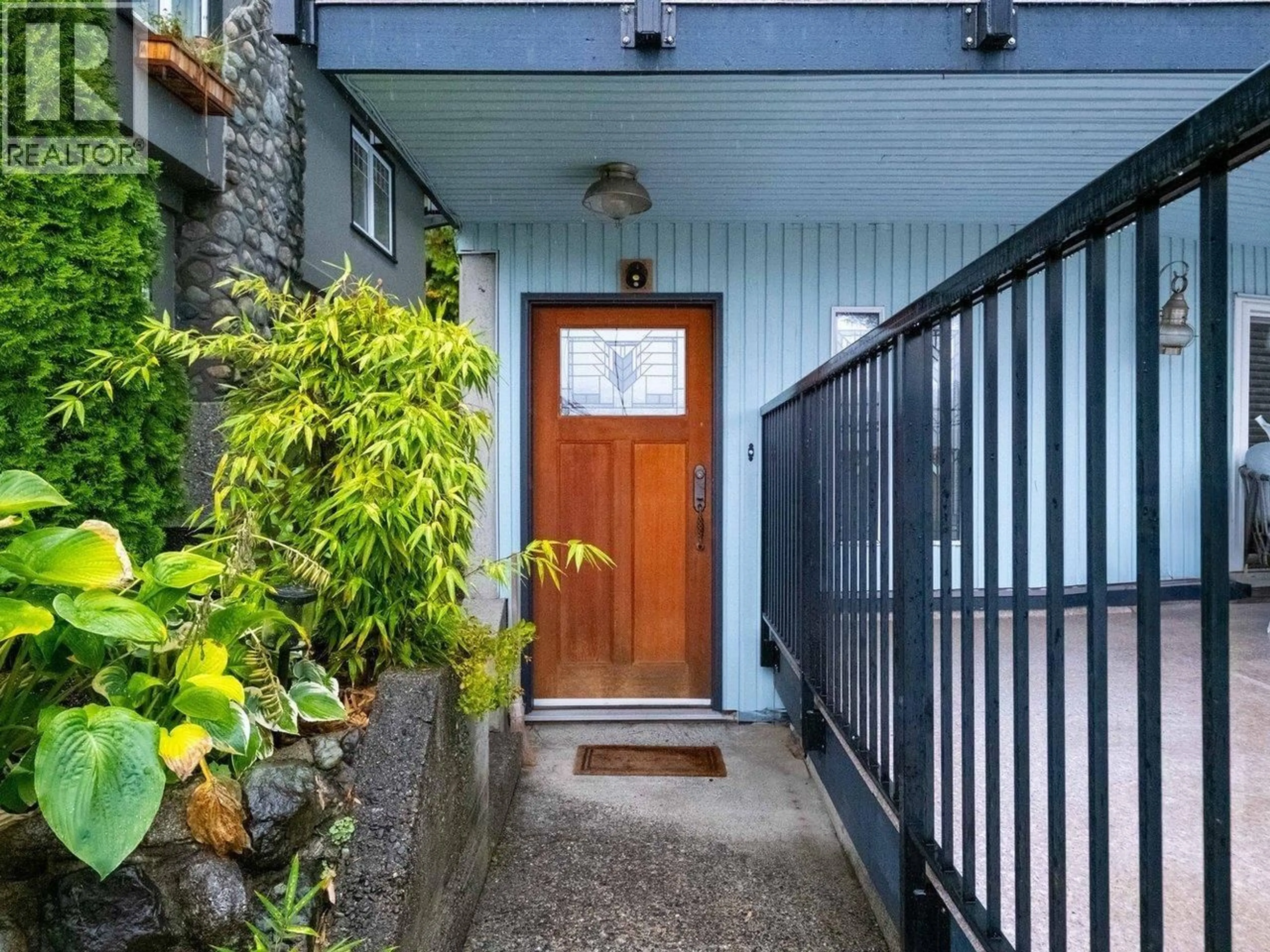 Indoor entryway for 2727 PANORAMA DRIVE, North Vancouver British Columbia V7G1V7