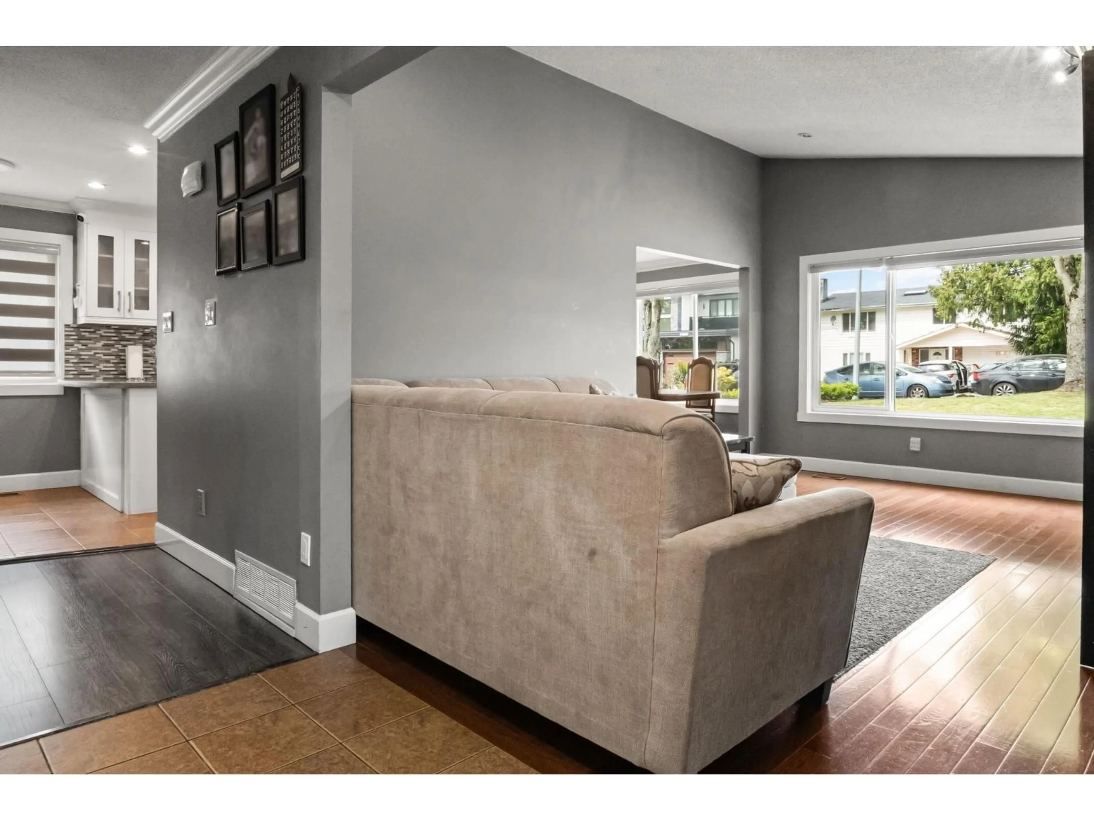 Living room with furniture, unknown for 15042 85A, Surrey British Columbia V3S6A5