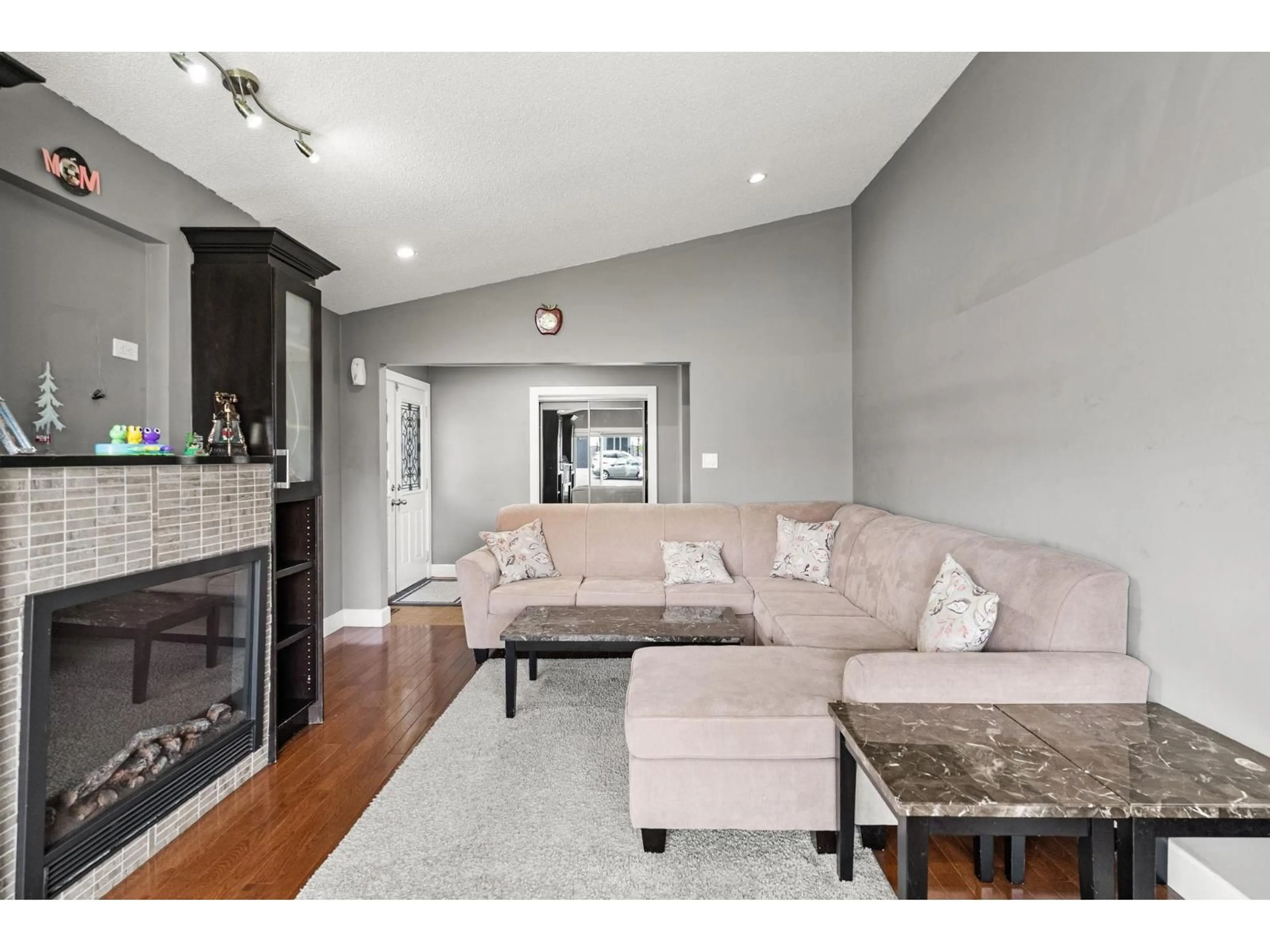 Living room with furniture, unknown for 15042 85A, Surrey British Columbia V3S6A5