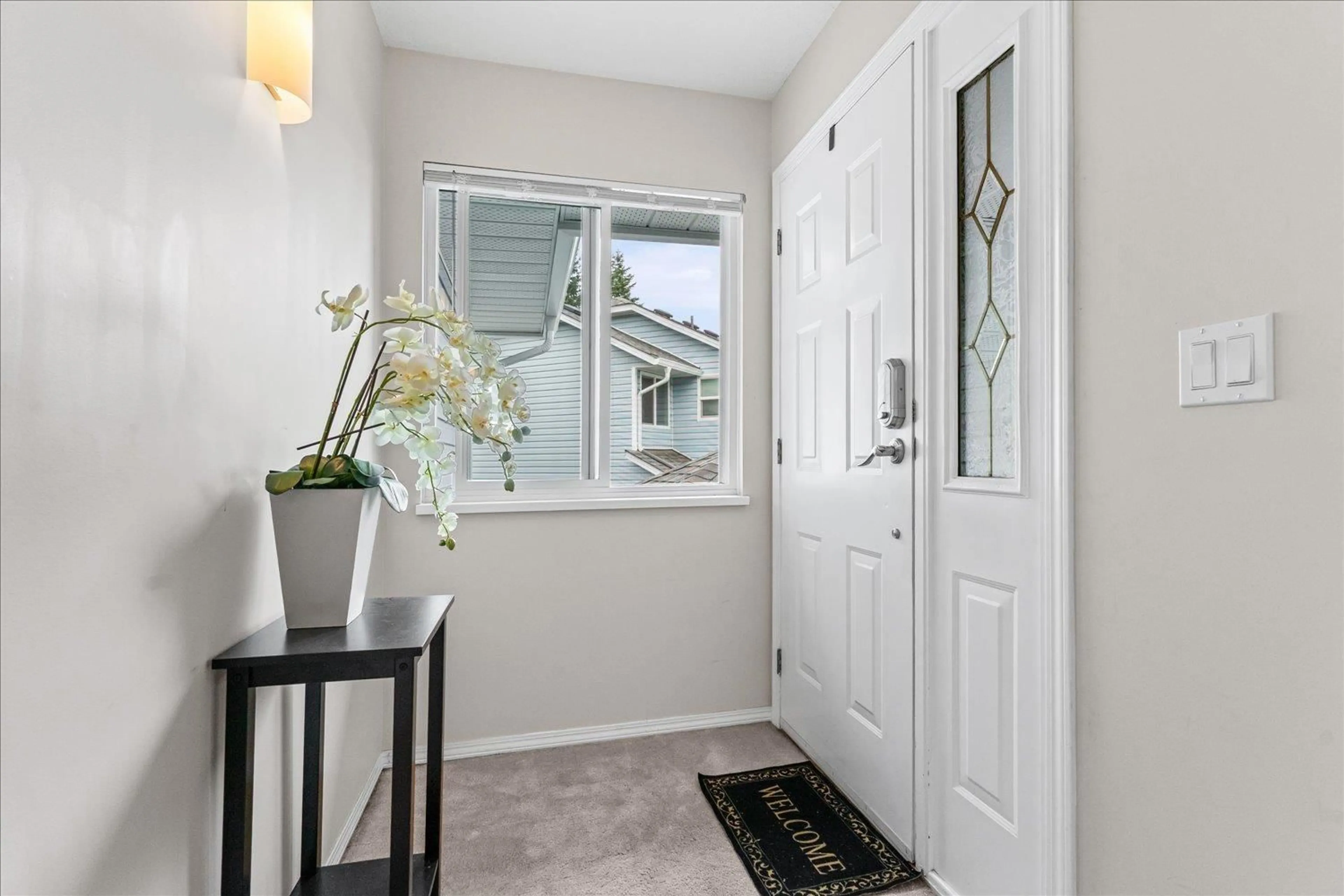 Indoor entryway for 10 - 3292 VERNON, Abbotsford British Columbia V2S6W7