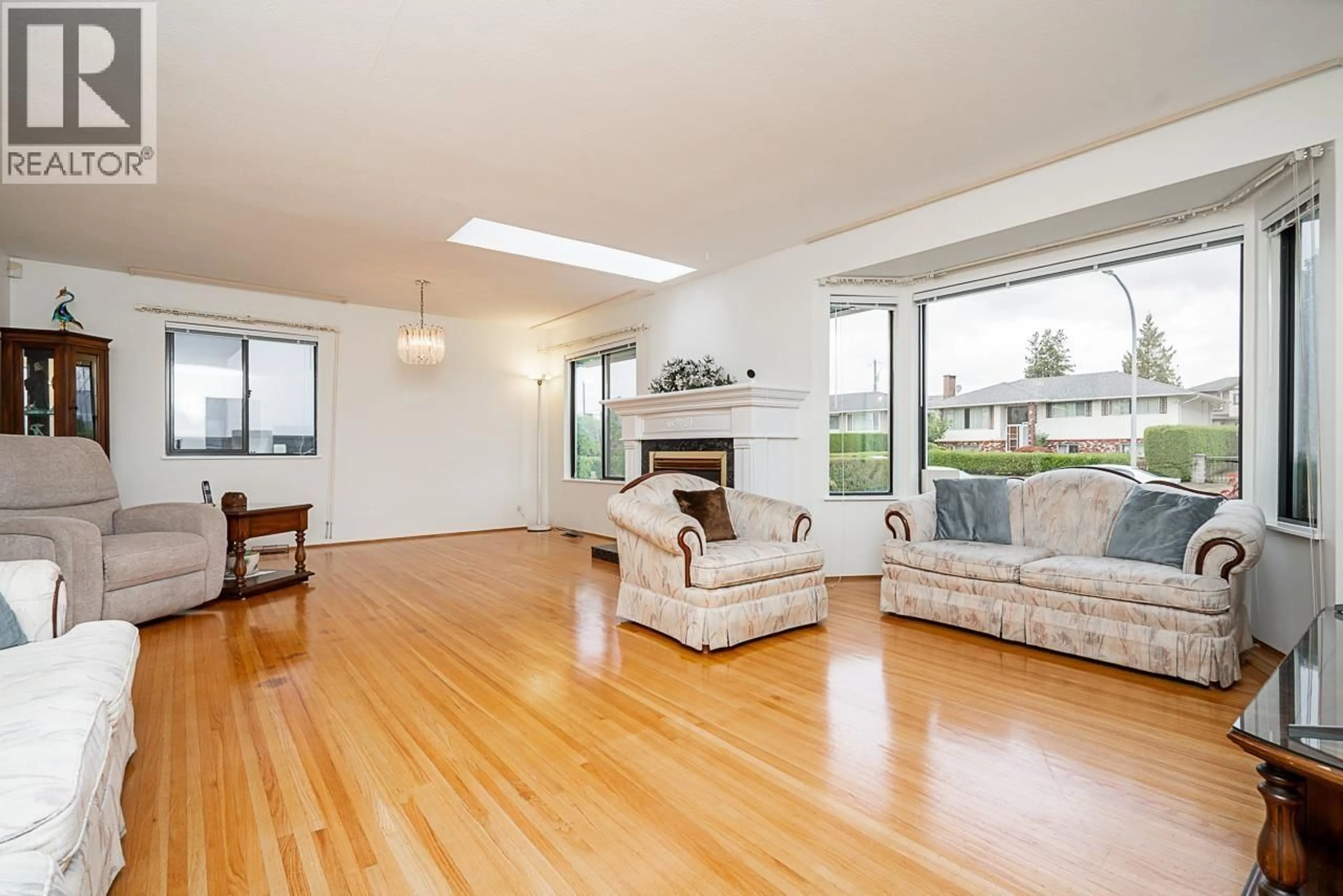 Living room with furniture, wood/laminate floor for 6546 DUNNEDIN STREET, Burnaby British Columbia V5B1Y8