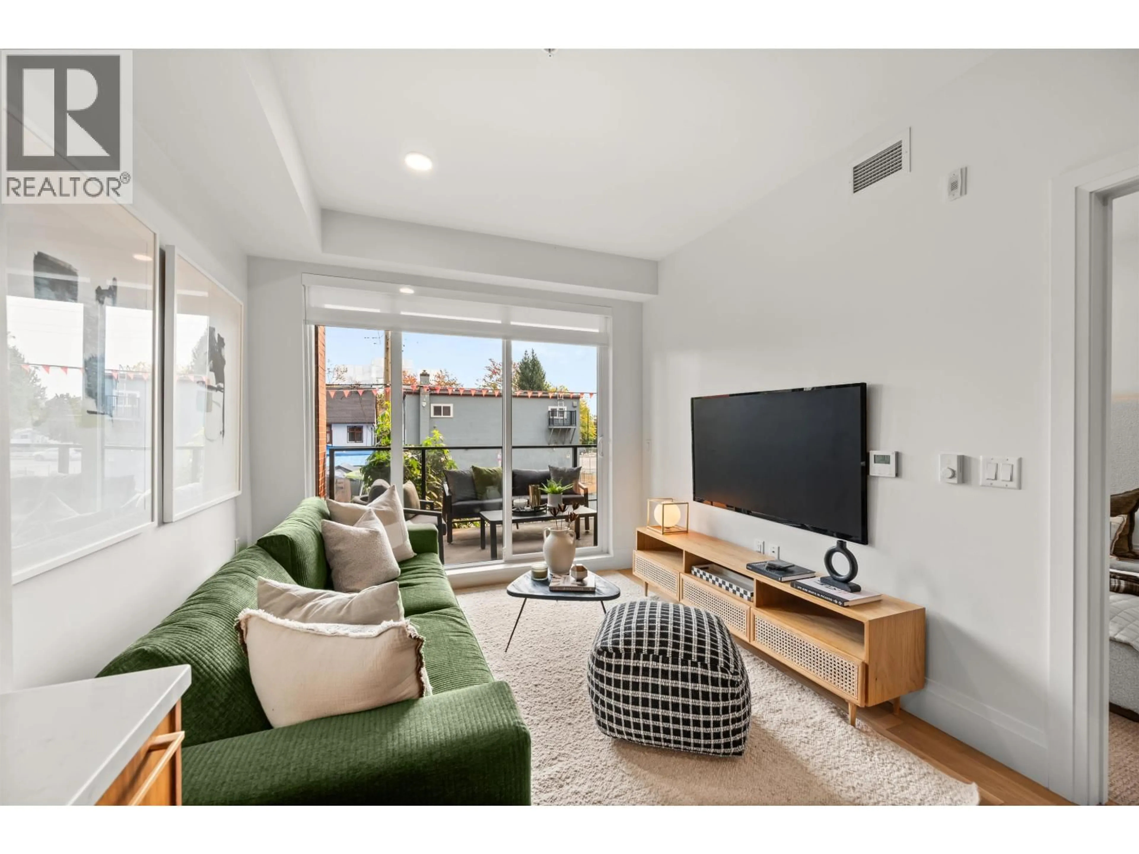 Living room with furniture, unknown for 402 - 2550 GARDEN DRIVE, Vancouver British Columbia V5N4X6