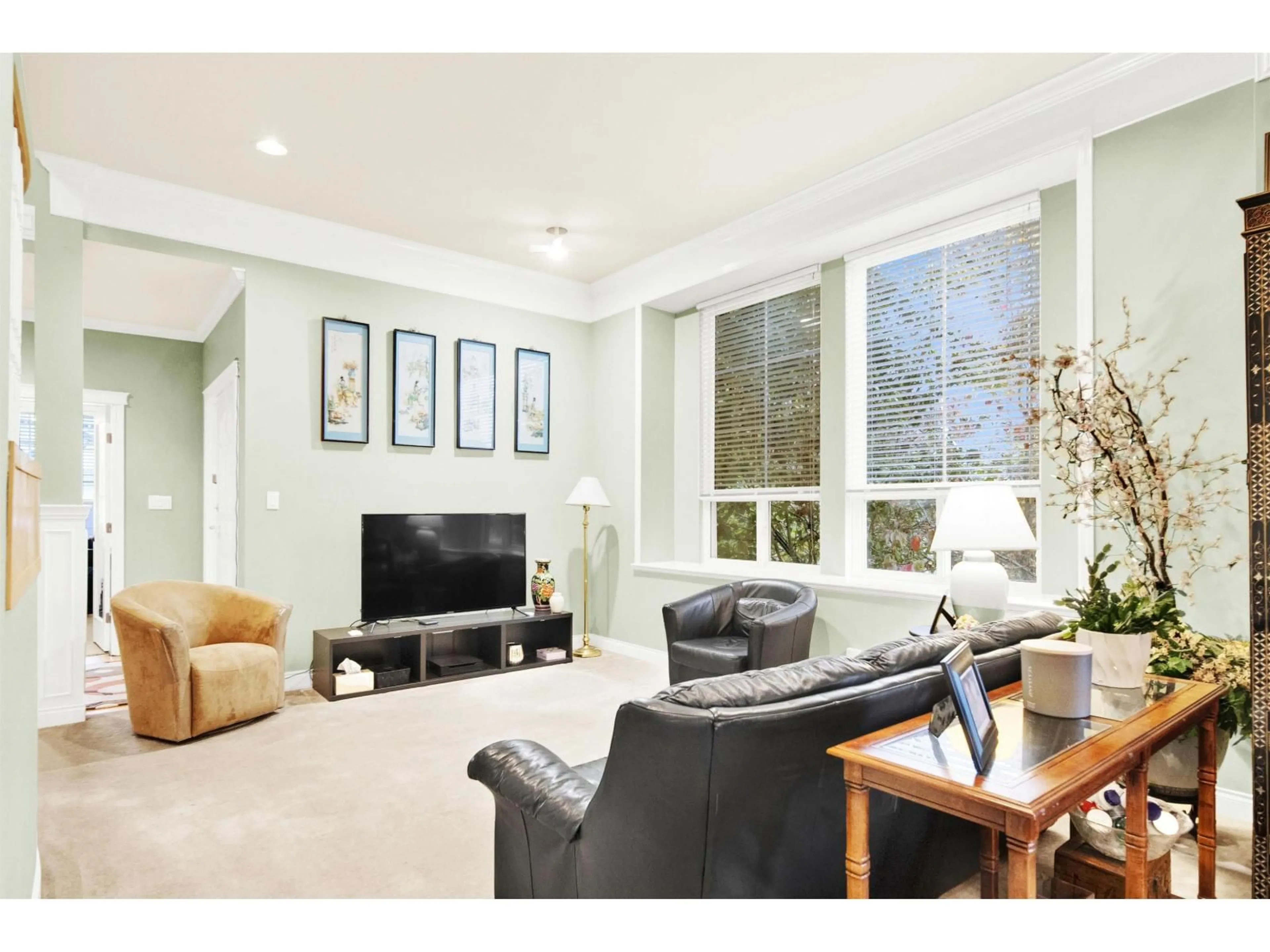 Living room with furniture, unknown for 10989 158, Surrey British Columbia V4N5G1