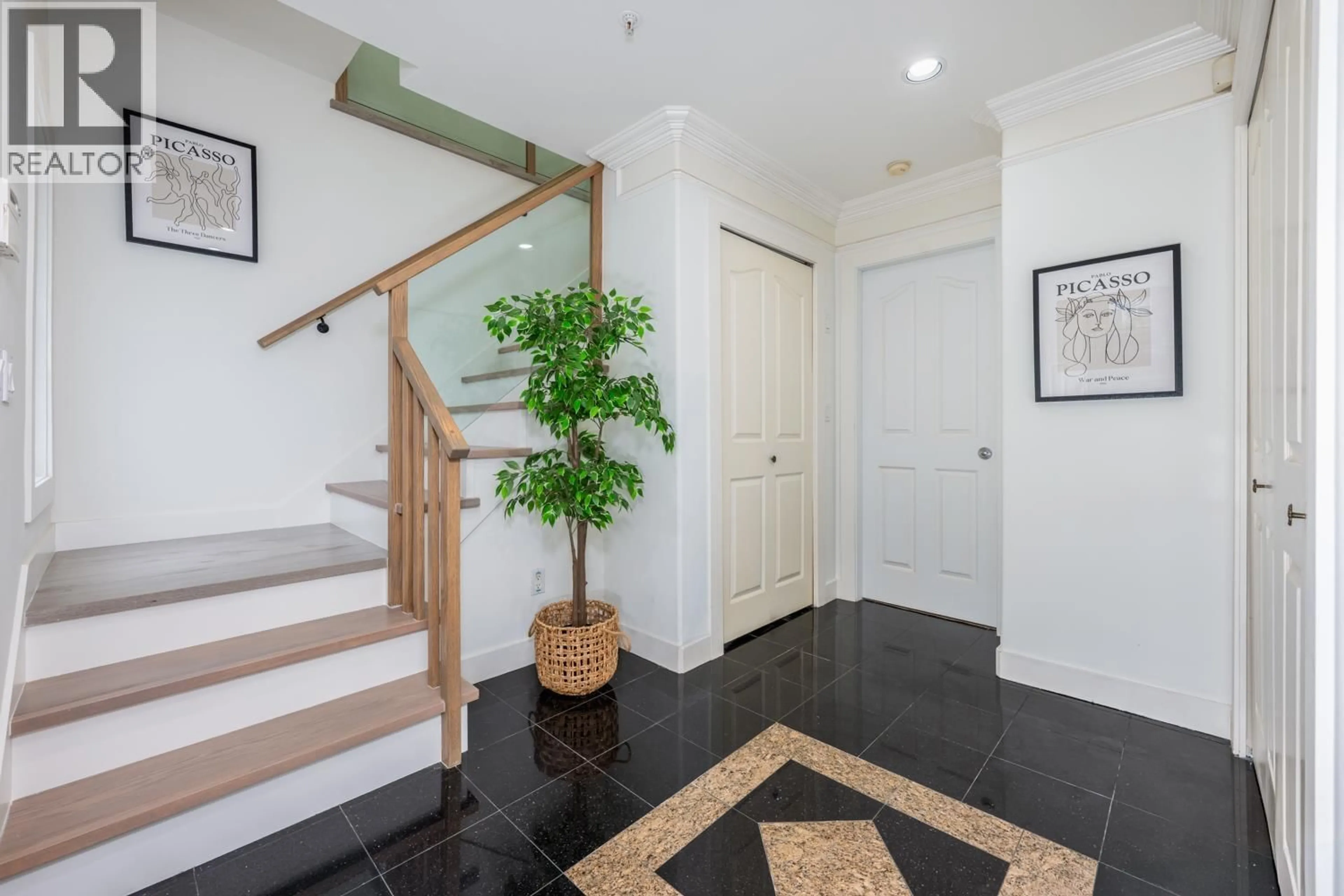 Indoor entryway for 748 62ND AVENUE, Vancouver British Columbia V5X2G5