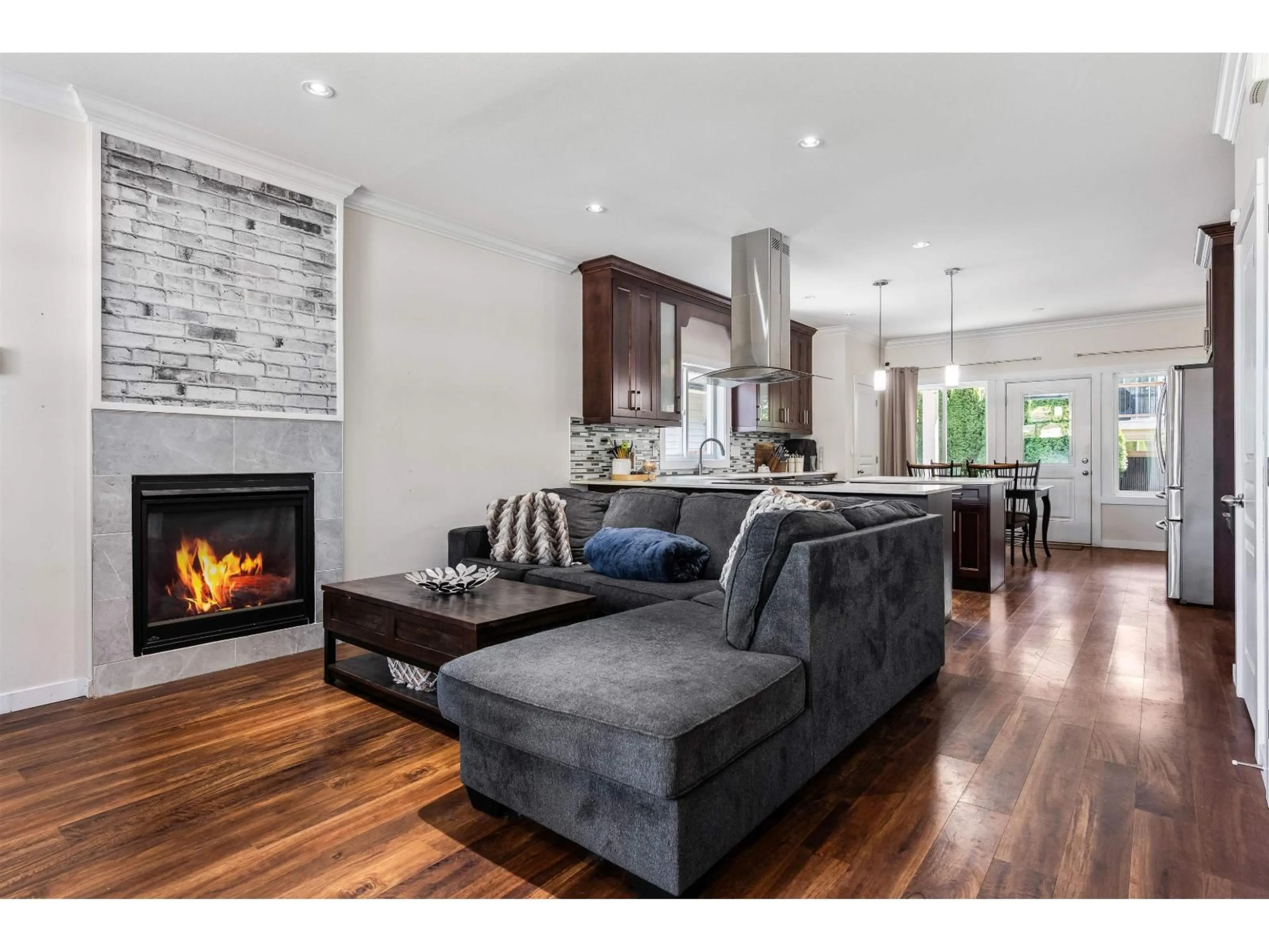 Living room with furniture, wood/laminate floor for 9 - 20118 BEACON ROAD, Hope British Columbia V0X1L2