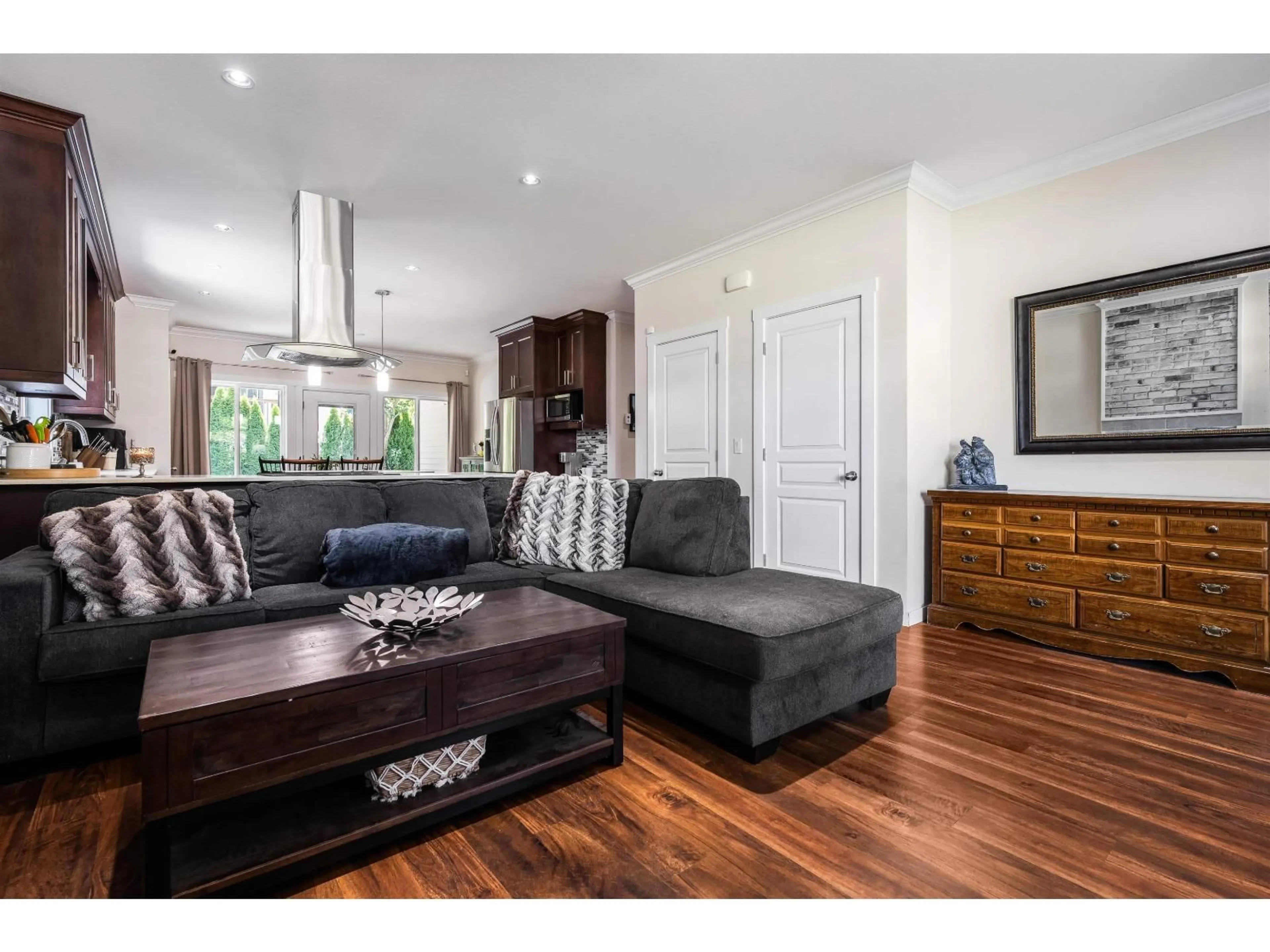 Living room with furniture, wood/laminate floor for 9 - 20118 BEACON ROAD, Hope British Columbia V0X1L2