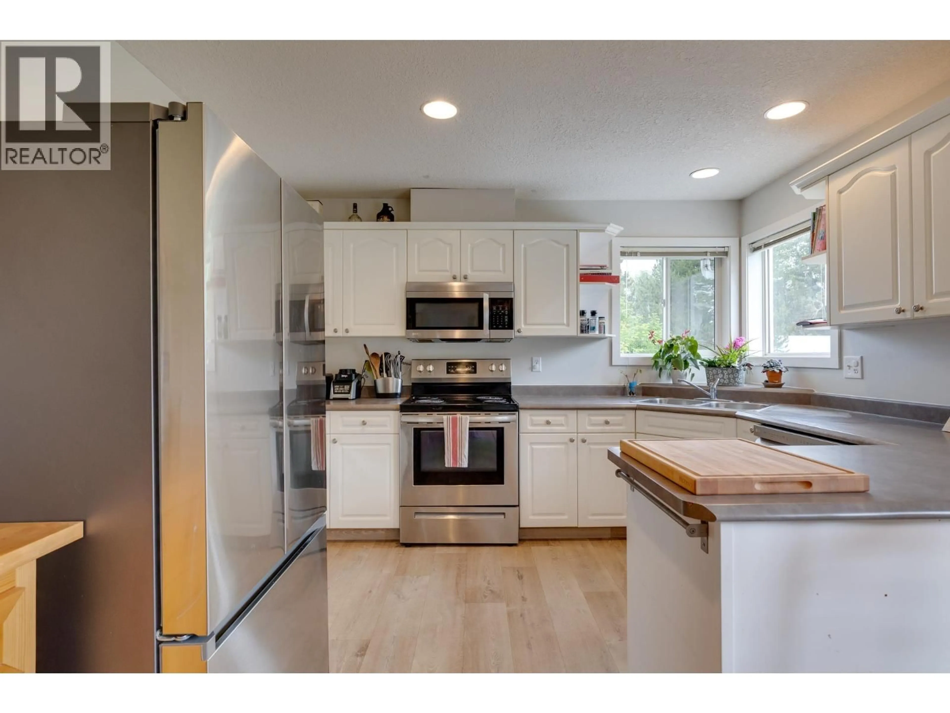 Open concept kitchen, unknown for 5581 HEYER ROAD, Prince George British Columbia V2N6P7