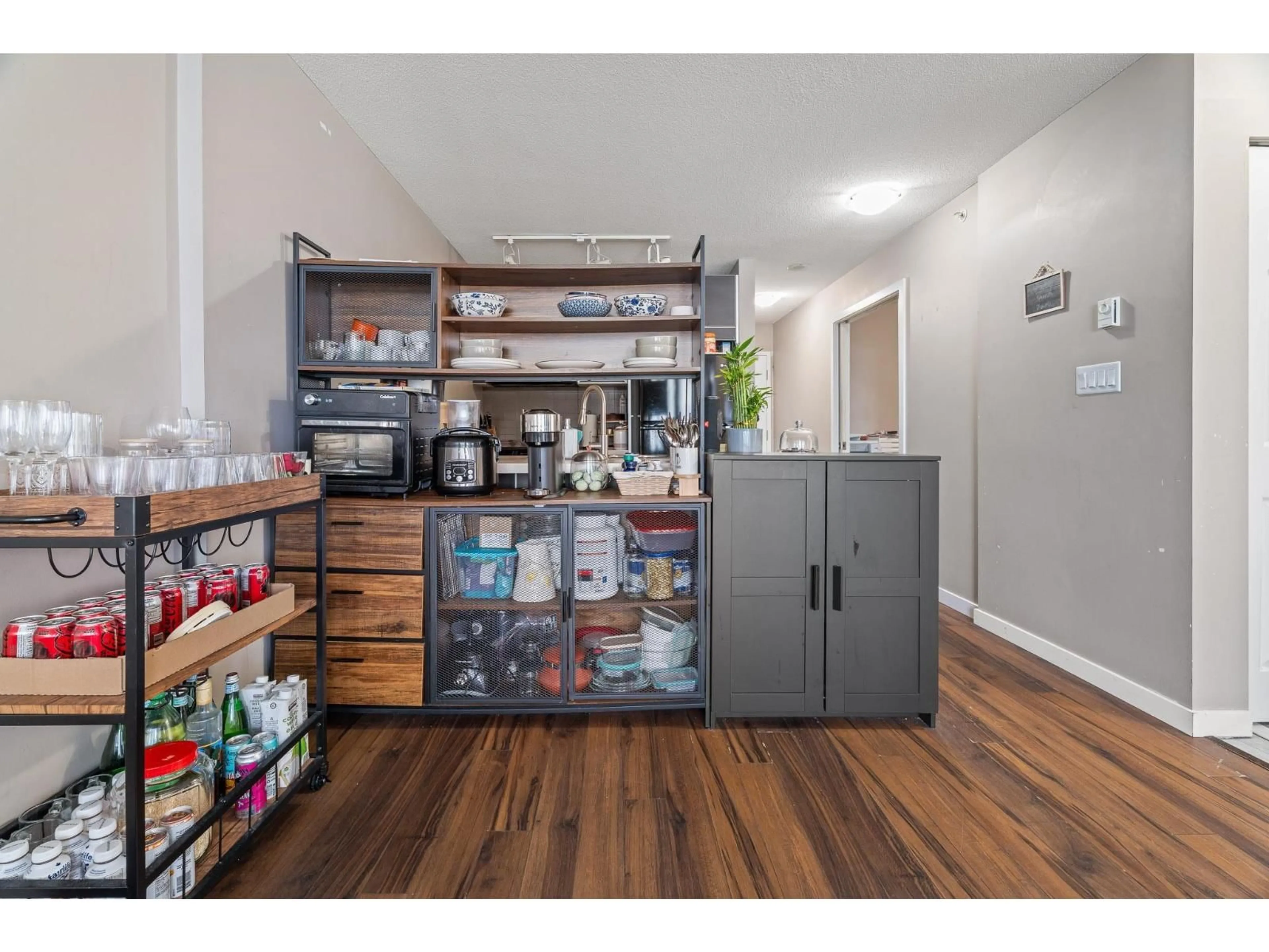 Standard kitchen, unknown for 3008 - 13688 100, Surrey British Columbia V3T0G5