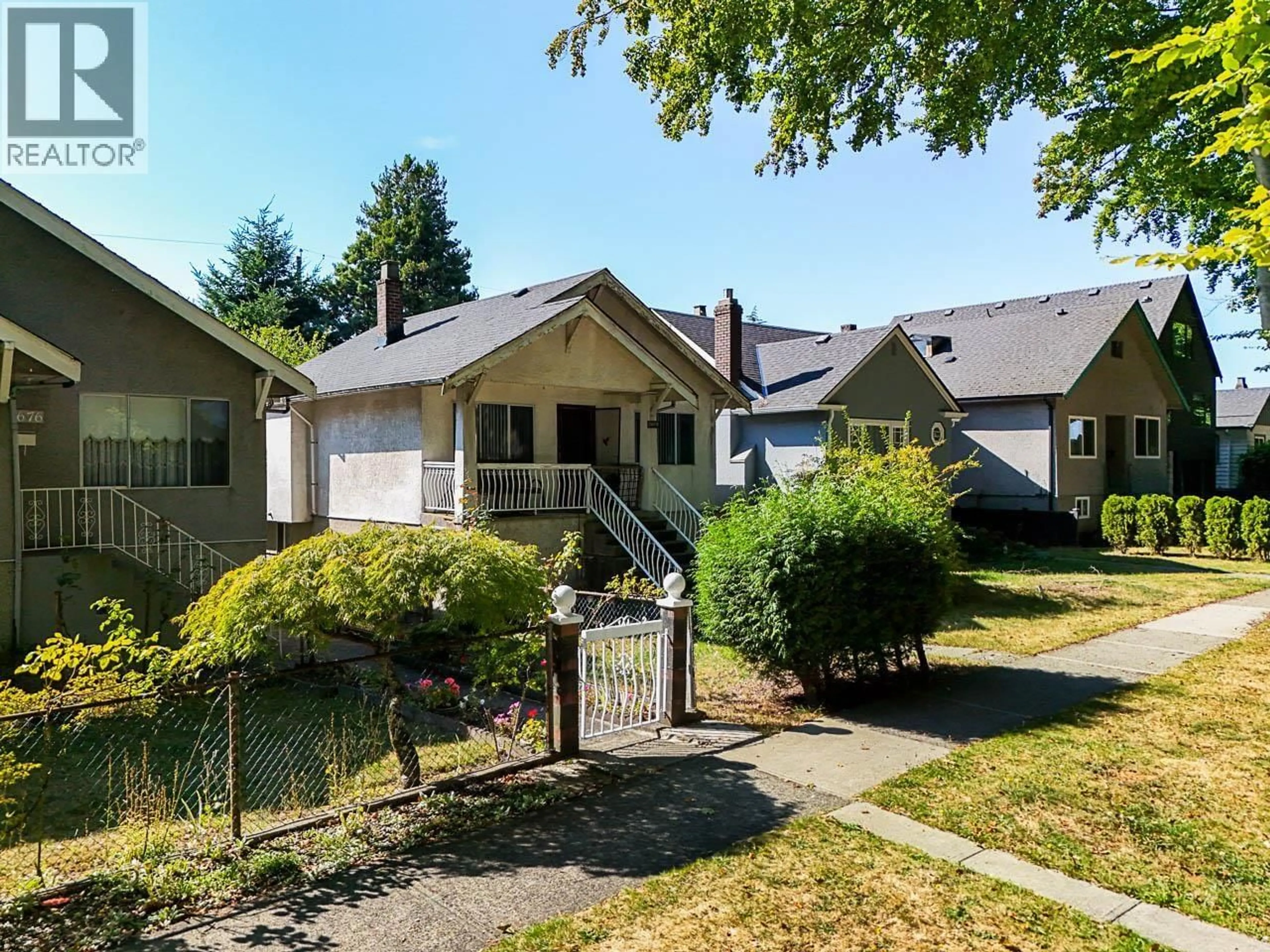 A pic from outside/outdoor area/front of a property/back of a property/a pic from drone, street for 2668 WILLIAM STREET, Vancouver British Columbia V5K2Y5