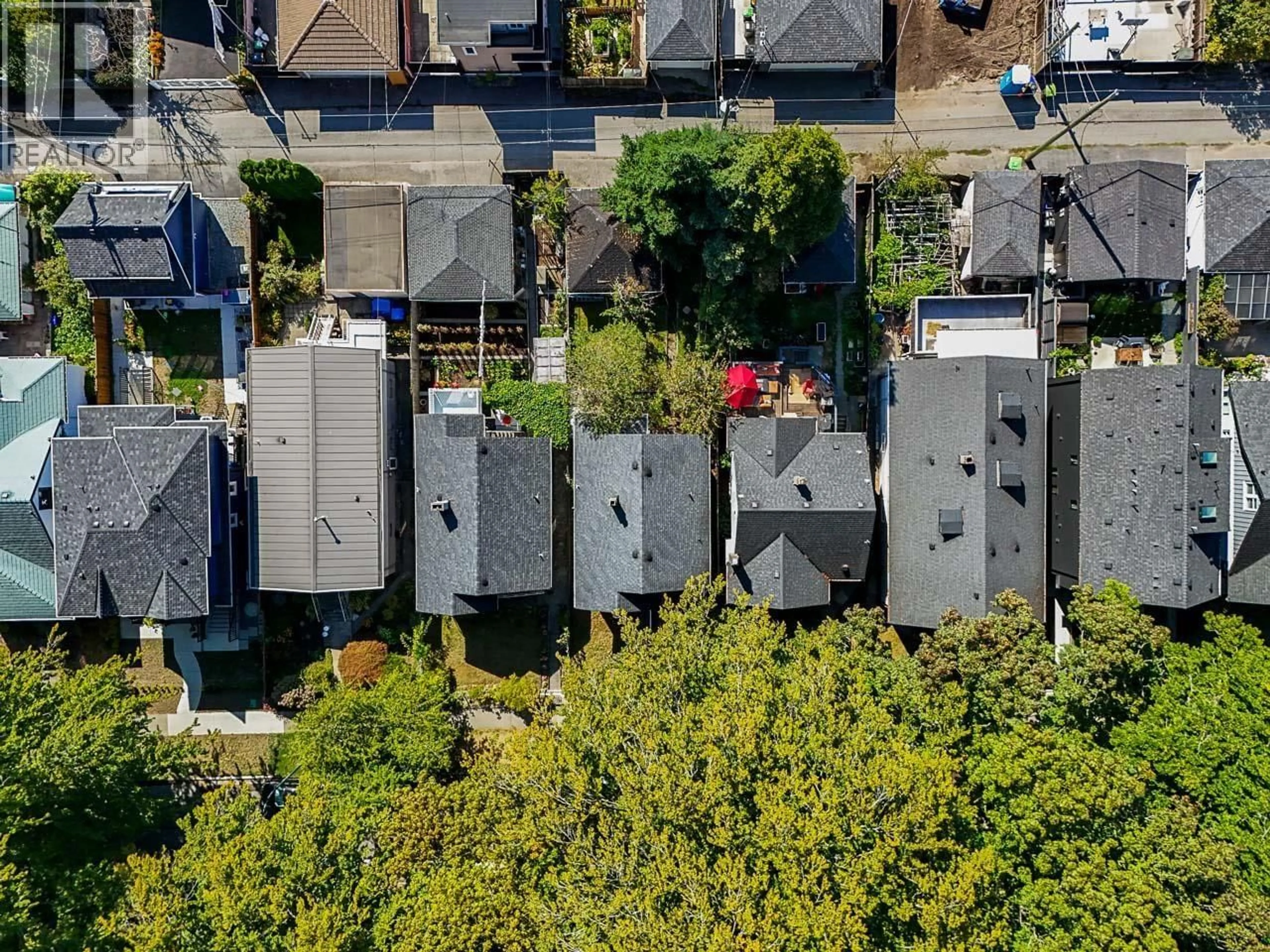 A pic from outside/outdoor area/front of a property/back of a property/a pic from drone, city buildings view from balcony for 2668 WILLIAM STREET, Vancouver British Columbia V5K2Y5