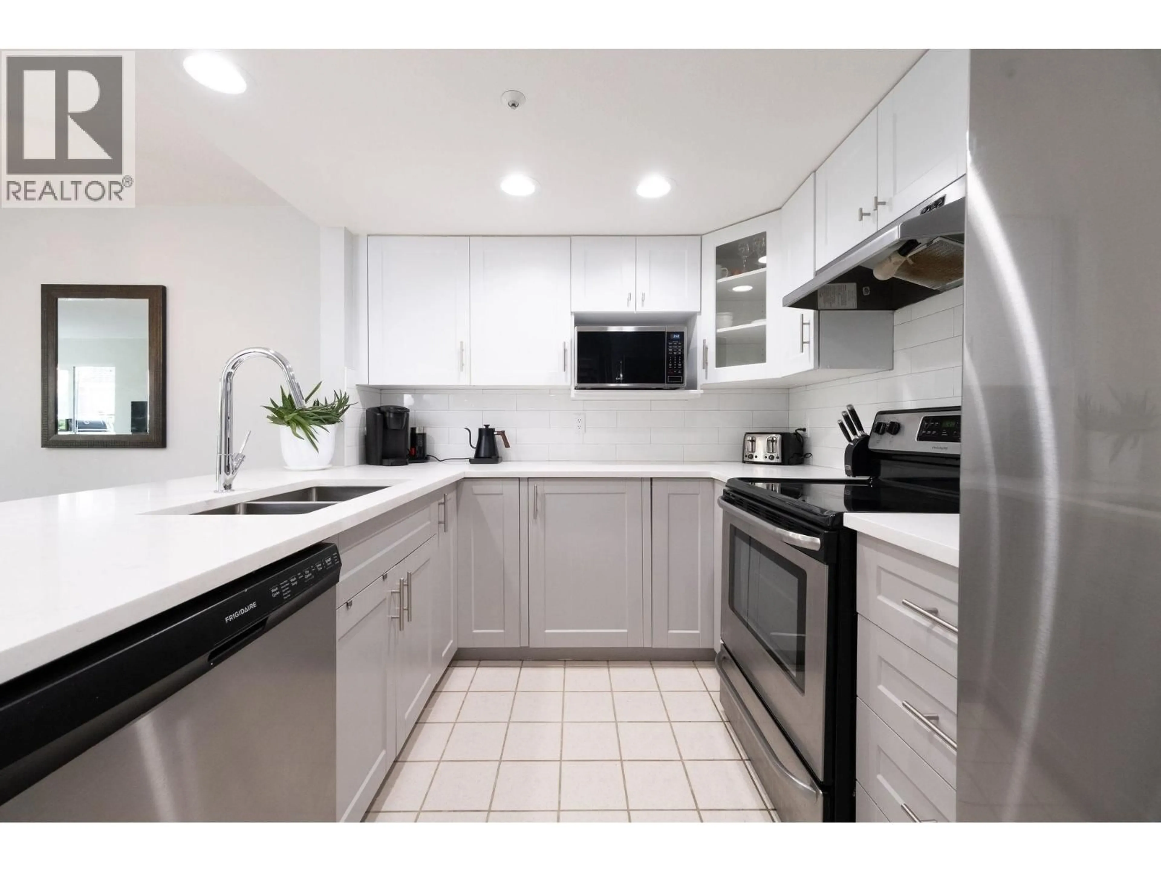 Standard kitchen, ceramic/tile floor for 305 - 789 16 AVENUE, Vancouver British Columbia V5Z1S8