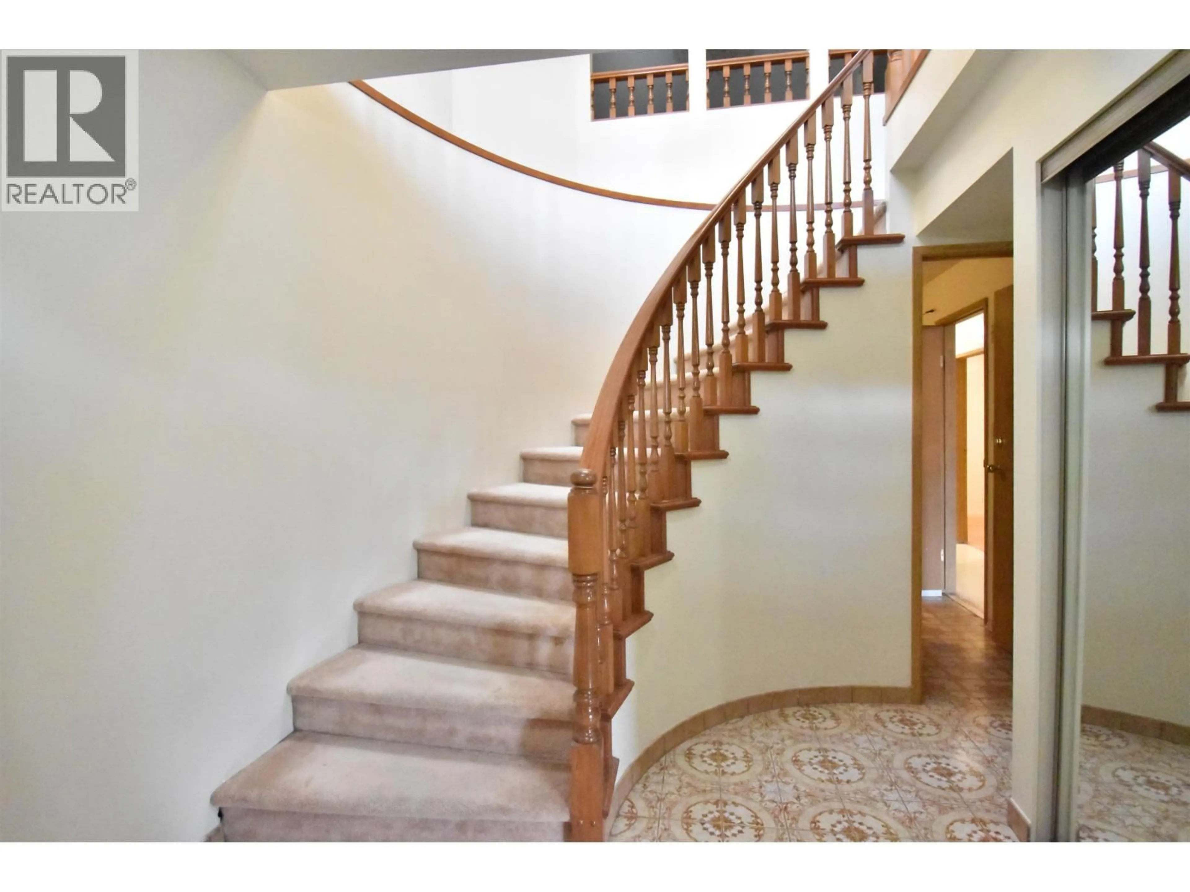 Stairs for 5541 BRUCE STREET, Vancouver British Columbia V5P3M5