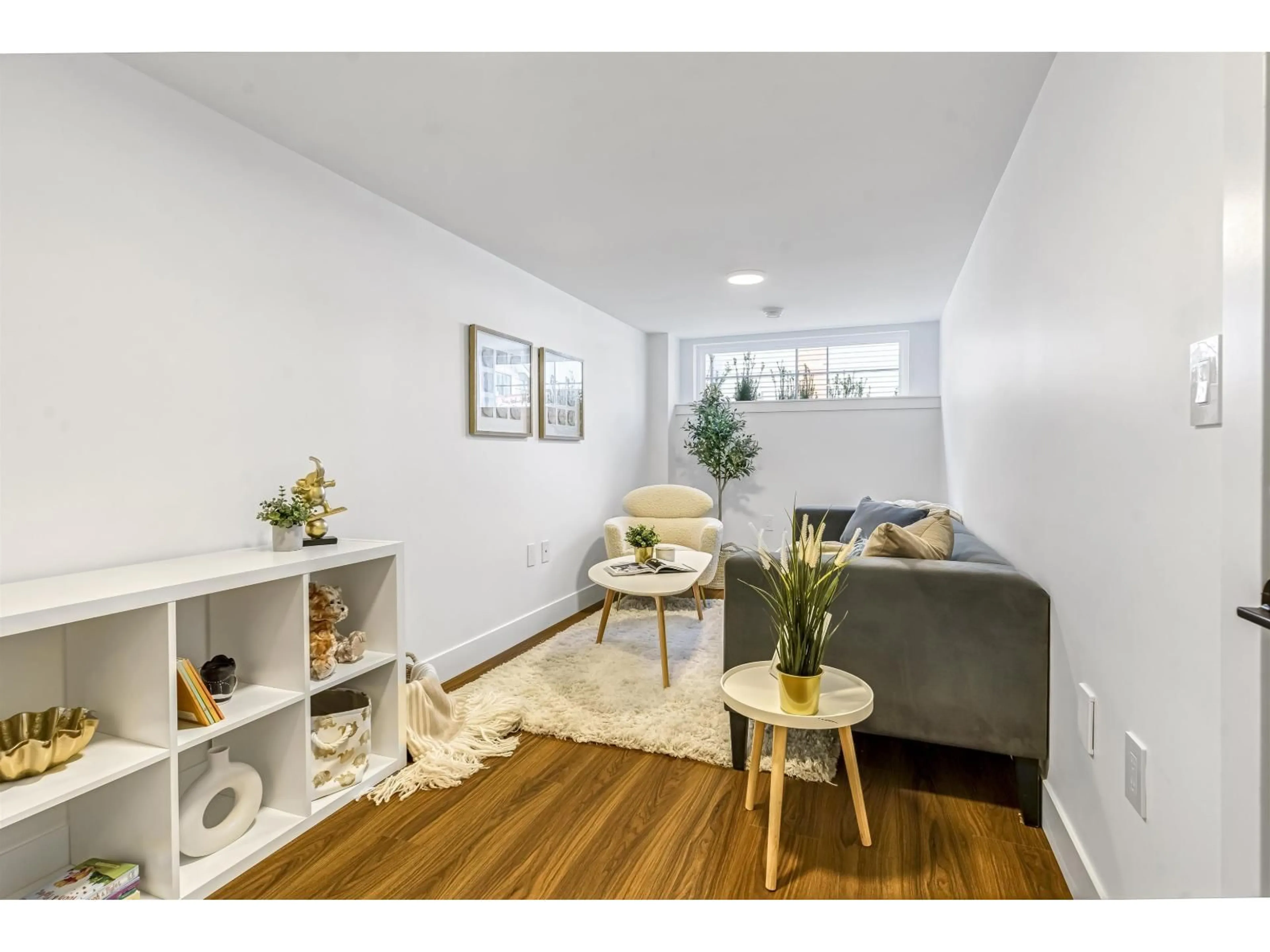 Living room with furniture, wood/laminate floor for 19 - 6035 141, Surrey British Columbia V3X0L6