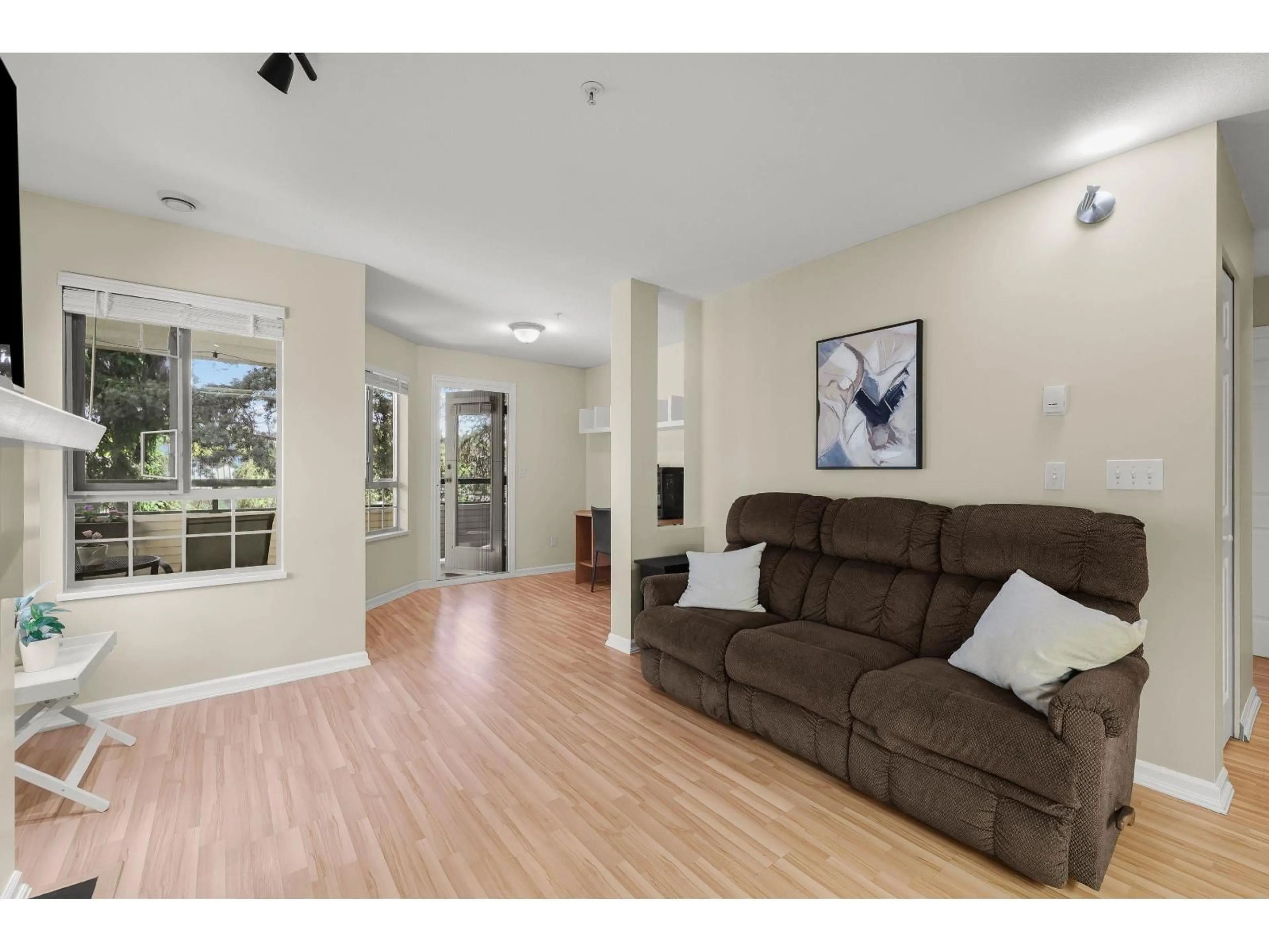 Living room with furniture, unknown for 210 - 22025 48, Langley British Columbia V3A8L2